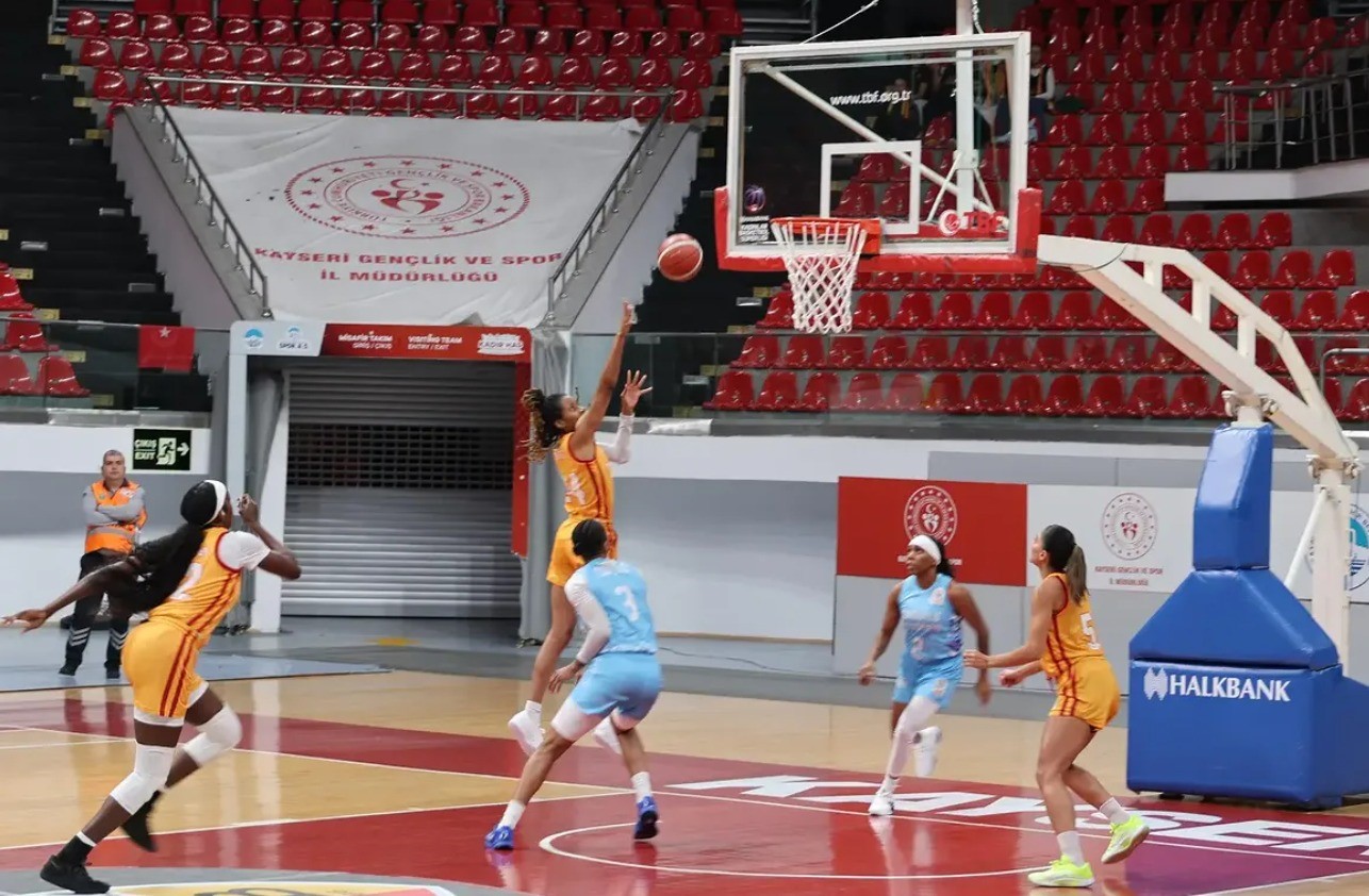 HALKBANK KADINLAR BASKETBOL SÜPER LİGİ 2. HAFTA KARŞILAŞMASINDA MELİKGAZİ KAYSERİ BASKETBOL İLE TURGUT BELEDİYESPOR KARŞI KARŞIYA GELDİ. MELİKGAZİ KAYSERİ RAKİBİNİ 64-58 MAĞLUP EDEREK, BU SEZON İLK GALİBİYETİNİ ALDI.
