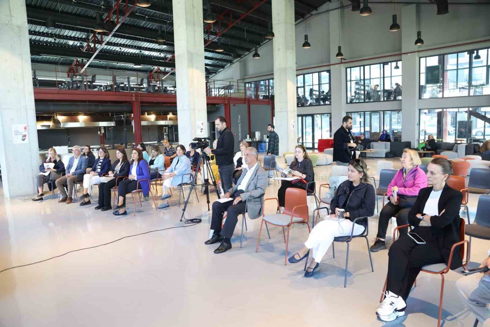 NİLÜFER BELEDİYESİ’NİN ‘2026 YILIN YAZARI SENNUR SEZER’ ETKİNLİKLERİ ÇERÇEVESİNDE DÜZENLENEN GASTRONOMİ ATÖLYESİNDE, EKMEK USTASI HAKAN DOĞAN YAZARIN ‘İSTANBUL’UN ESKİ İKRAMLARI’ KİTABINDAN YOLA ÇIKARAK PASKALYA ÇÖREĞİ HAZIRLADI; DAYANIŞMA VE TASARRUF KÜLTÜRÜNÜ ANLATTI.
