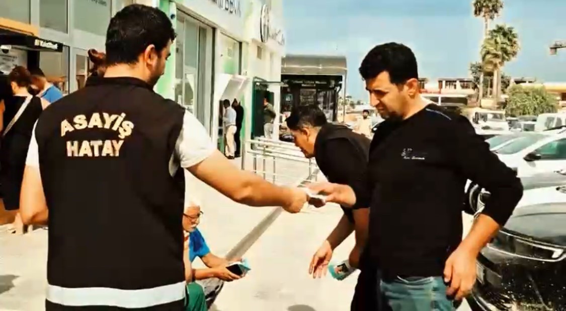 POLİS EKİPLERİ, HATAY’DA VATANDAŞLARI DOLANDIRICILIK YÖNTEMLERİNE KARŞI BİLGİLENDİREREK BROŞÜR DAĞITTI.