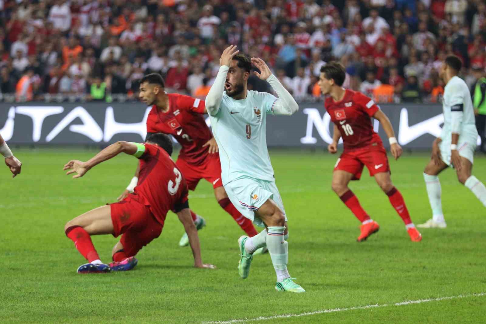 A MİLLİ FUTBOL TAKIMI, UEFA ULUSLAR A LİGİ 1. GRUP İLK MAÇINDA FRANSA İLE KOCAELİ'DE KARŞILAŞIYOR. MÜCADELENİN İLK YARISI GOLSÜZ EŞİTLİKLE TAMAMLANDI.