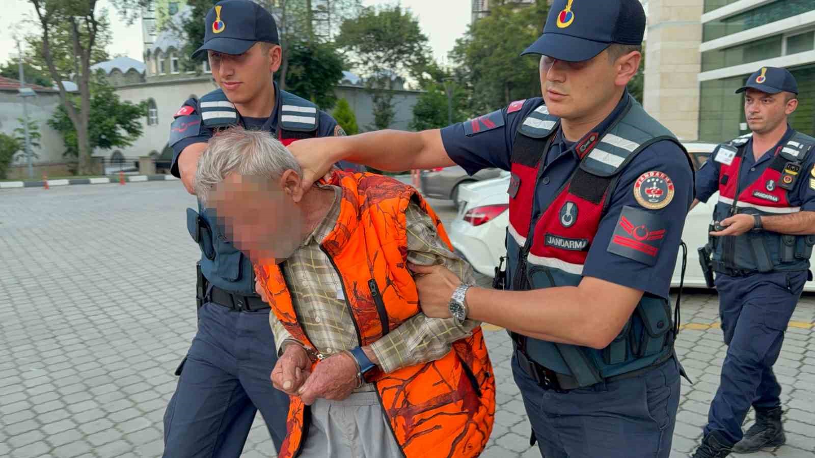 SAMSUN'DA 4 YAŞINDAKİ KIZ ÇOCUĞUNA YÖNELİK TACİZ İDDİASIYLA  KIZIN YAKINLARI TARAFINDAN SOPAYLA DARP EDİLEN 75 YAŞINDAKİ O.S., ÇIKARILDIĞI MAHKEMECE TUTUKLANDI.