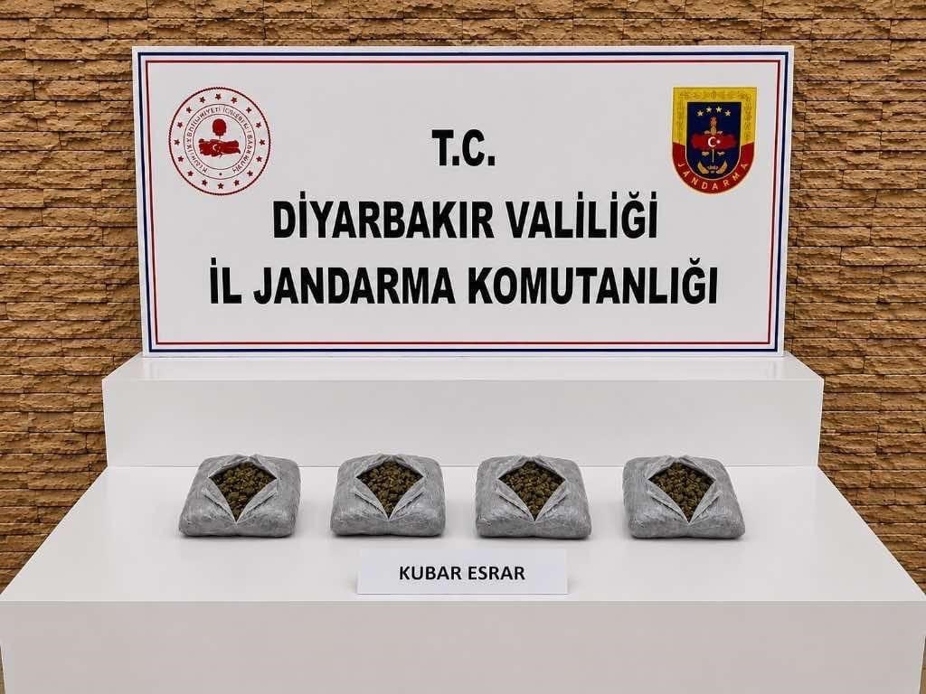 DİYARBAKIR’DA JANDARMA EKİPLERİNCE DÜZENLENEN OPERASYONLARDA, 57 BİN 702 KÖK KENEVİR, 2 KİLO 269 GRAM ESRAR ELE GEÇİRİLDİ.