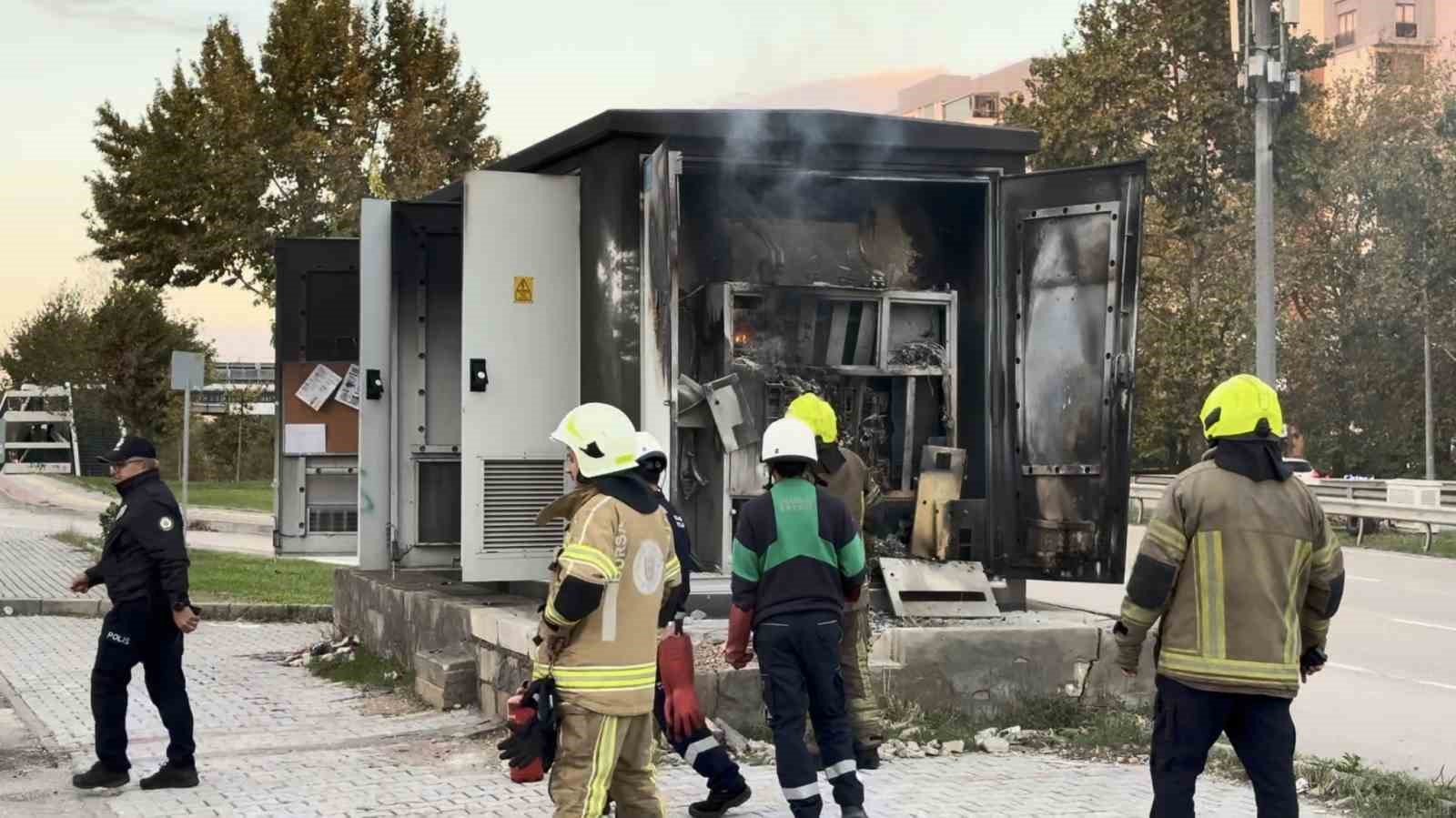 BURSA’NIN NİLÜFER İLÇESİ IŞIKTEPE MAHALLESİ ATA BULVARI ÜZERİNDE BULUNAN BİR TRAFODA HENÜZ BELİRLENEMEYEN NEDENLE YANGIN ÇIKTI.