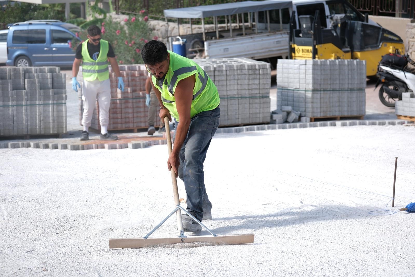 BODRUM BELEDİYESİ, KENT GENELİNDE UYGUN CADDE VE SOKAKLARDA BETON KİLİT PARKE TAŞI İLE YOL YAPIM ÇALIŞMALARINA DEVAM EDİYOR.