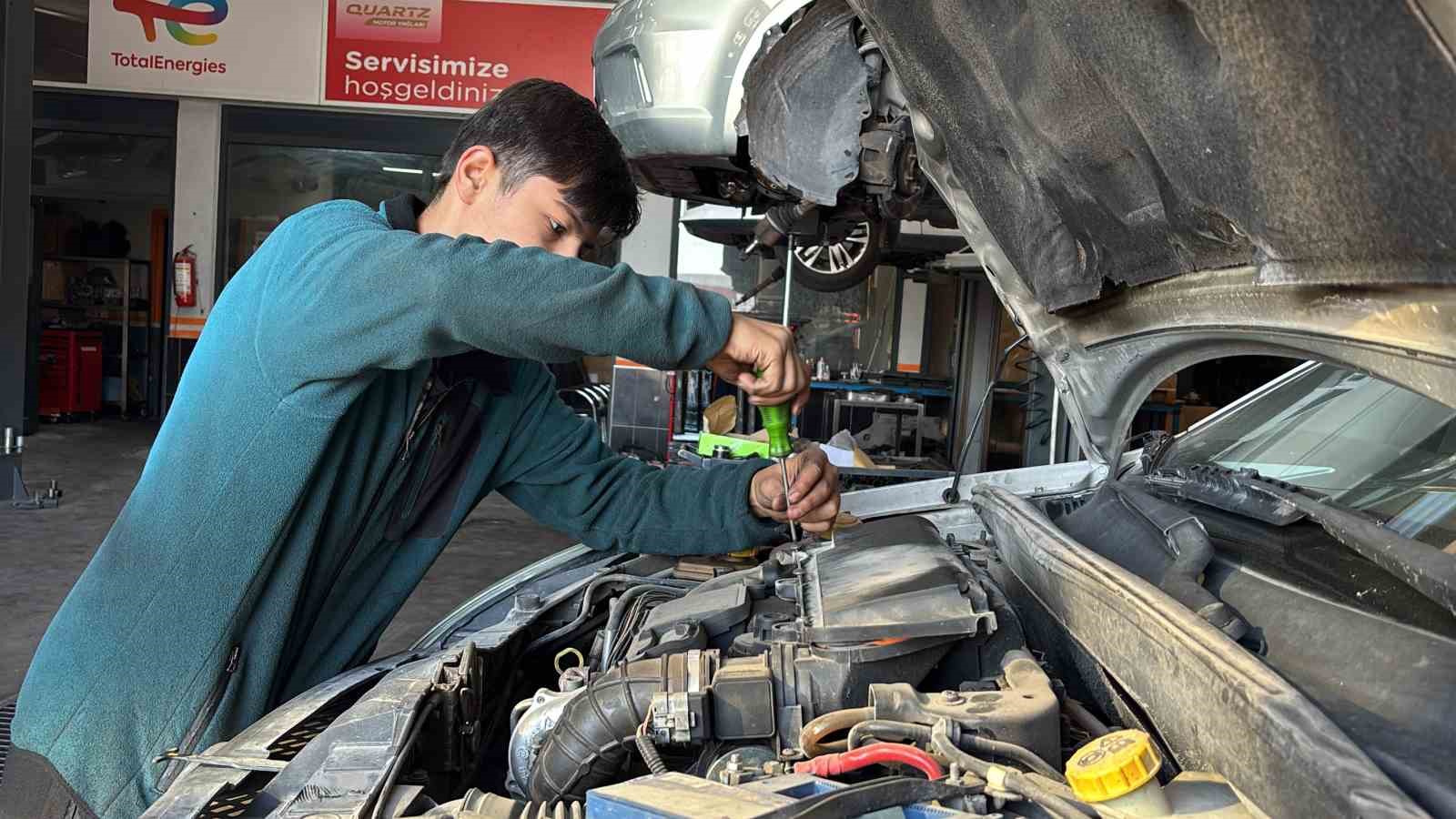 KIŞ MEVSİMİNİN GELMESİYLE BİRLİKTE DÜŞEN HAVA SICAKLIKLARI ARAÇLARDA KIŞLIK BAKIMIN DA SİNYALLERİNİ VERİYOR. SOĞUKLARA KARŞI ANTİFRİZİN BÜYÜK ÖNEM ARZ ETTİĞİ KIŞLIK BAKIMLARINDA USTALAR ARAÇ SAHİPLERİNİ UYARDI.