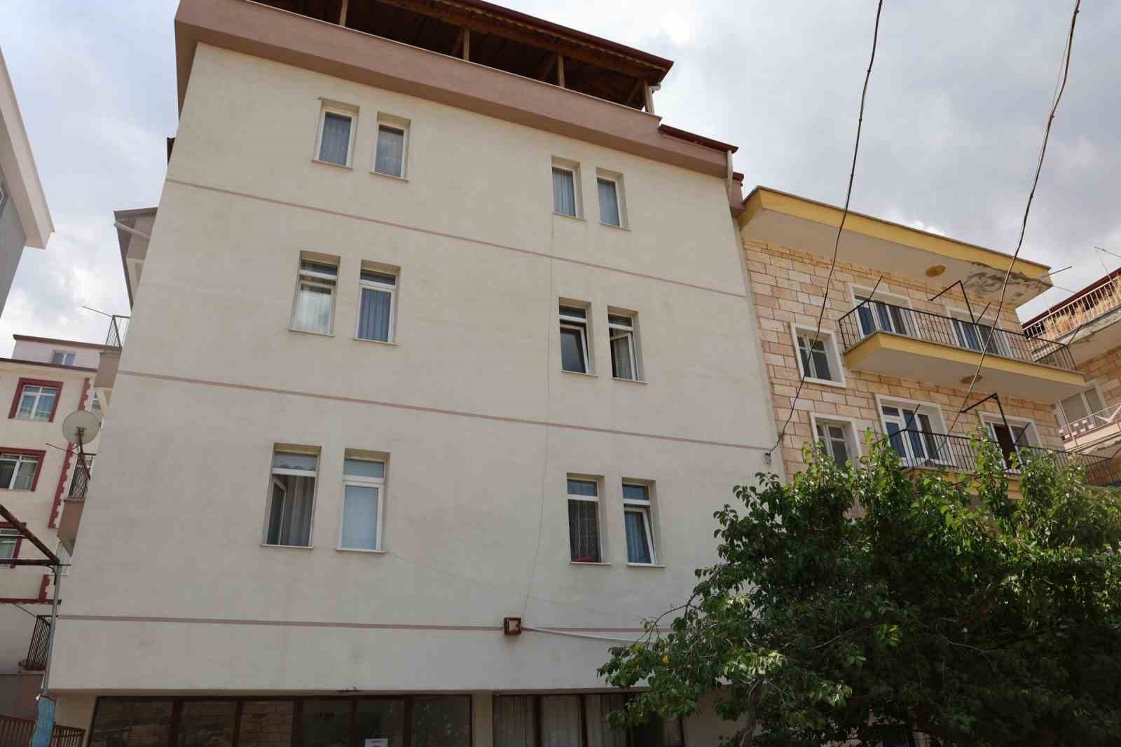 NEVŞEHİR’DE BİR SÜREDİR KENDİSİNDEN HABER ALINAMAYAN 47 YAŞINDAKİ ATAKAN KÖYLÜ, EVİNDE ÖLÜ BULUNDU.