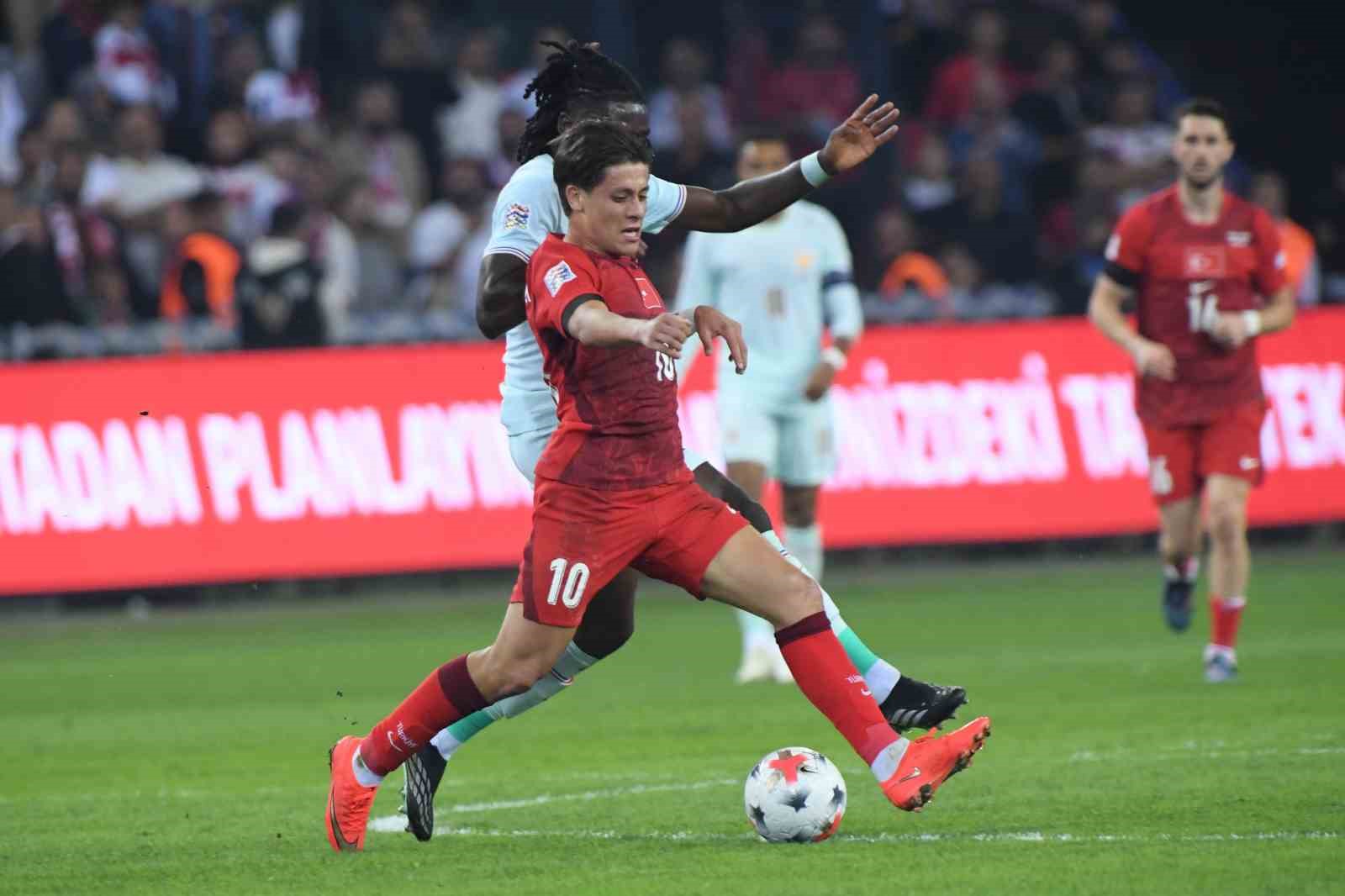 A MİLLİ FUTBOL TAKIMI, UEFA ULUSLAR A LİGİ 1. GRUP İLK MAÇINDA FRANSA İLE KOCAELİ'DE KARŞILAŞIYOR. MÜCADELENİN İLK YARISI GOLSÜZ EŞİTLİKLE TAMAMLANDI.
