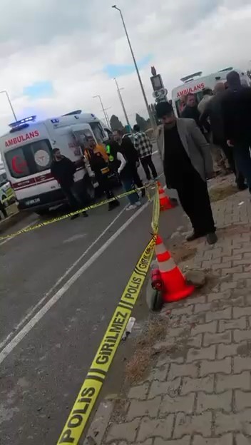 MUŞ'UN KORKUT İLÇESİNDE KONTROLDEN ÇIKAN OTOMOBİLİN TAKLA ATMASI SONUCU 1 KİŞİ HAYATINI KAYBEDERKEN, 3 KİŞİ YARALANDI.
