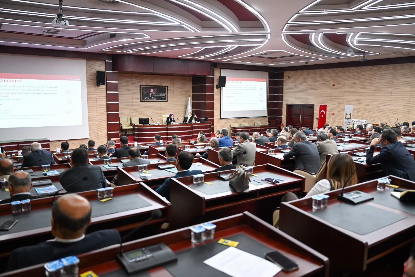 ERZURUM’DA VALİ YARDIMCISI DİDEM DİNÇ ÖZAY BAŞKANLIĞINDA GERÇEKLEŞTİRİLEN "KAMUDA İŞ SAĞLIĞI VE GÜVENLİĞİ UYGULAMALARINI DEĞERLENDİRME" TOPLANTISINDA, KAMUDA İŞ SAĞLIĞI VE GÜVENLİĞİ STANDARTLARININ ARTIRILMASINA YÖNELİK ATILACAK ADIMLAR KAPSAMLI BİR ŞEKİLDE ELE ALINDI.