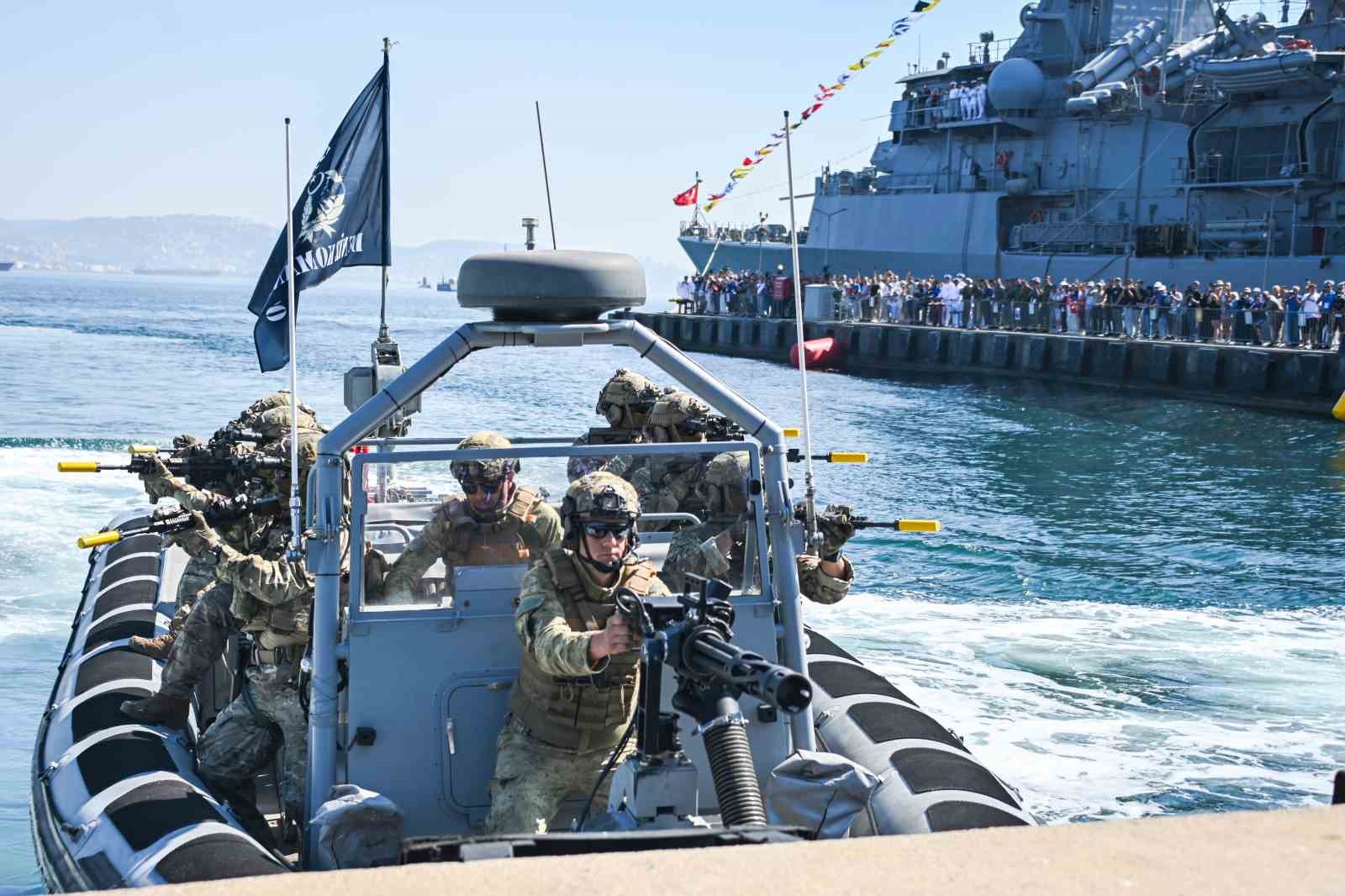 KOCAELİ'DE DÜZENLENEN TEKNOFEST MAVİ VATAN'DA SAT VE SAS KOMANDOLARININ GERÇEKLEŞTİRDİĞİ REHİNE KURTARMA OPERASYONU İLGİYLE İZLENDİ.