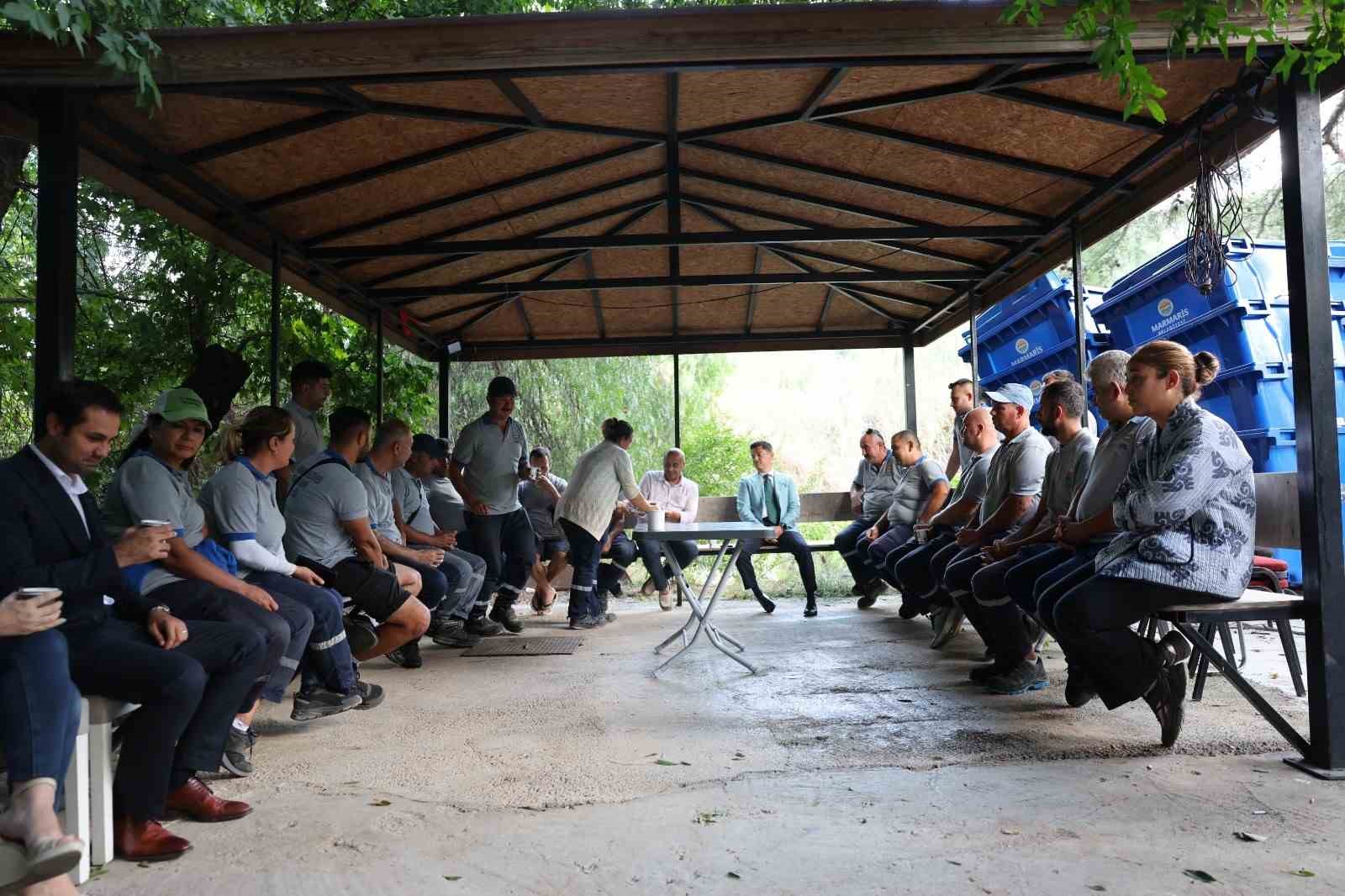 MARMARİS BELEDİYE BAŞKANI ACAR ÜNLÜ, YAZ SEZONU BOYUNCA YOĞUN MESAİ YAPAN TEMİZLİK İŞLERİ MÜDÜRLÜĞÜ PERSONELİNİ ZİYARET ETTİ. MAKİNE ARAÇ PARKI’NDA GERÇEKLEŞEN BULUŞMADA PERSONELE TATLI İKRAM EDEN ÜNLÜ, YAZ BOYUNCA GÖSTERDİKLERİ ÖZVERİLİ ÇALIŞMALAR İÇİN TEŞEKKÜR ETTİ.