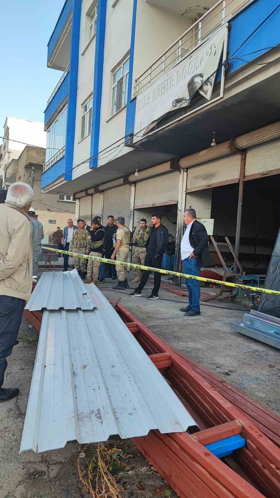 DİYARBAKIR’IN BİSMİL İLÇESİNDE SACI ÇEKMEK İSTERKEN YÜKSEK GERİLİM HATTINA TEMAS ETMESİ SONUCU ELEKTRİK AKIMINA KAPILAN KAYNAK USTASI HAYATINI KAYBEDERKEN, 2 ÇIRAĞI DA AĞIR YARALANDI.