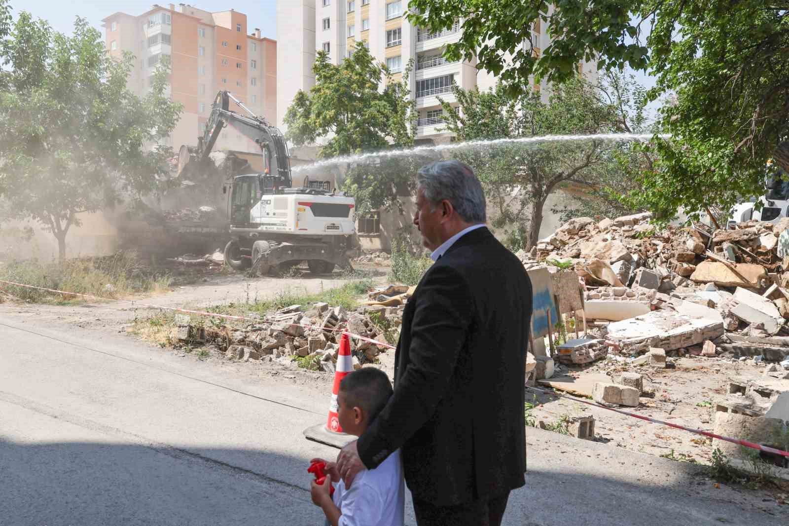 MELİKGAZİ'DE 11 FARKLI BÖLGEDE SÜRDÜRDÜĞÜ KENTSEL DÖNÜŞÜM ÇALIŞMALARINA HIZ KESMEDEN DEVAM EDEN MELİKGAZİ BELEDİYESİ; YILDIRIM BEYAZIT MAHALLESİ'NDE ÖMRÜNÜ TAMAMLAMIŞ 9 GECEKONDUNUN YIKIMINI GERÇEKLEŞTİRDİ.