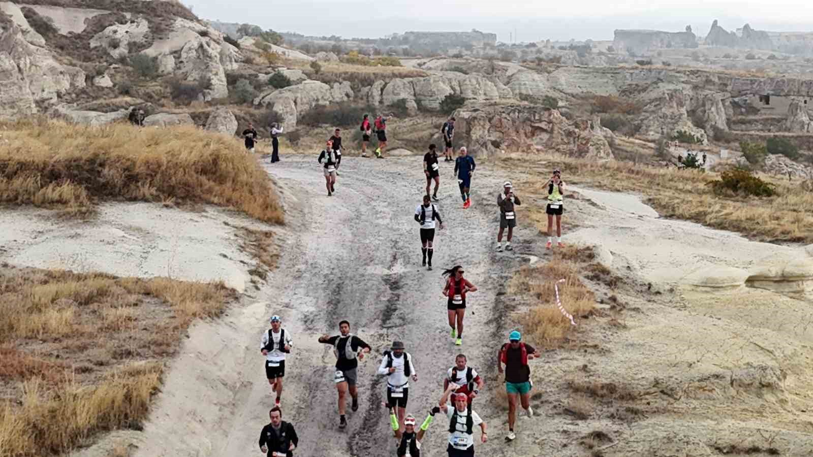 KAPADOKYA’DA DÜZENLENEN SALOMON CAPPADOCİA ULTRA TRAİL YARIŞLARINDA HEYECAN BAŞLADI. 73 ÜLKEDEN 3 BİNE YAKIN SPORCUNUN KATILDIĞI ORGANİZASYONDA 119, 63 VE 38 KİLOMETRELİK PARKURLARDA MÜCADELE EDEN SPORCULAR, KAPADOKYA’NIN EŞSİZ COĞRAFYASINDA ZORLU BİR DAYANIKLILIK SINAVI VERİYOR.