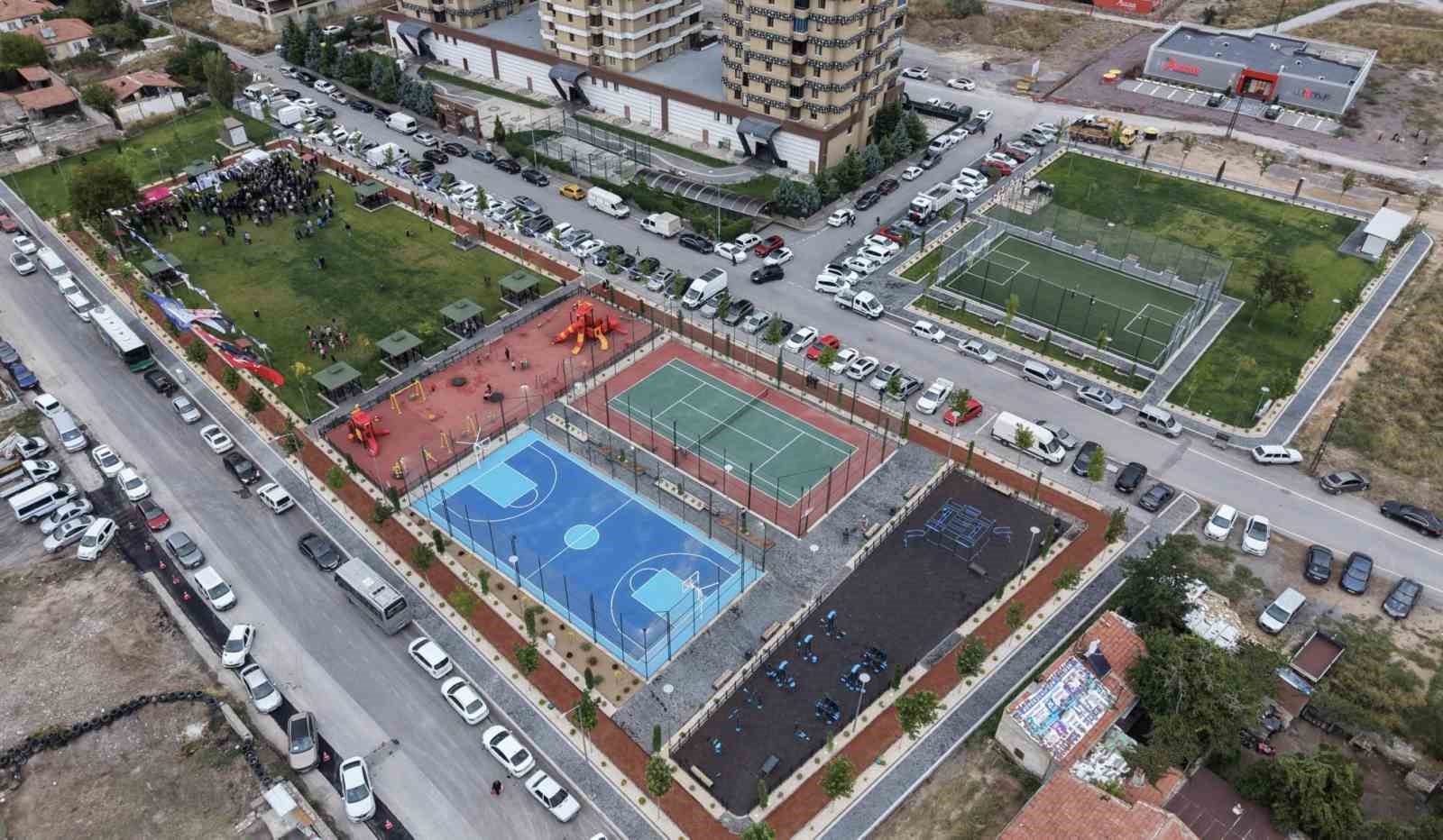 MELİKGAZİ BELEDİYESİ'NİN YILDIRIM BEYAZIT MAHALLESİ'NDE 12 BİN METREKARELİK BÜYÜK BİR ALANDA HAYATA GEÇİRDİĞİ İÇERİSİNDE ETKİNLİK ALANLARI, TENİS KORTU, BASKETBOL VE FUTBOL SAHASI, KOŞU YOLU, ÇOCUK OYUN ALANLARI BULUNAN MELİKGAZİ BELEDİYESİ AHMET TAŞ PARKI VE SOSYAL TESİSİ'NİN AÇILIŞI GERÇEKLEŞTİRİLDİ.