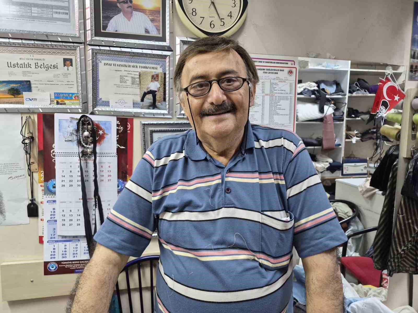 ESKİŞEHİR'DE TERZİLİK YAPAN YAŞAR KEMAL, YILLARDIR SEVEREK İCRA ETTİĞİ MESLEĞİNDE BOZULAN KUMAŞ KALİTELERİNDEN DOLAYI KIYAFET DİKİMİ YAPMAYI BIRAKTIĞINI BELİRTTİ.