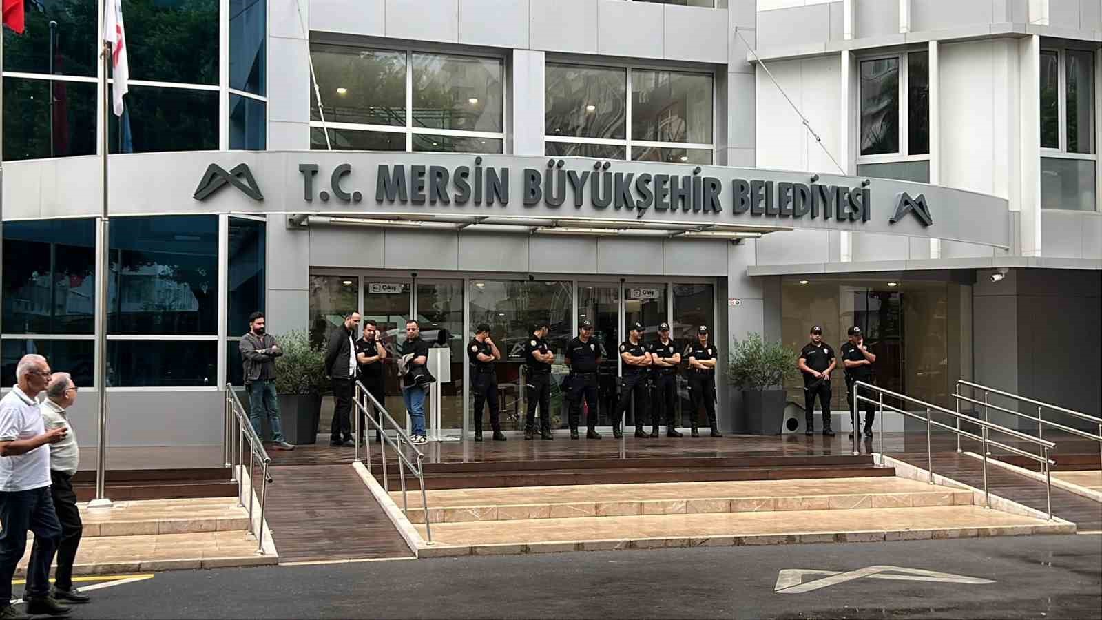 MERSİN BÜYÜKŞEHİR BELEDİYESİ DAHİL 2'Sİ MERKEZ İLÇE 3 BELEDİYEYE YÖNELİK YÜRÜTÜLEN İHALE VE DOĞRUDAN TEMİN SORUŞTURMALARI KAPSAMINA SABAH SAATLERİNDE YAPILAN OPERASYONLA ÇOK SAYIDA ŞÜPHELİ GÖZALTINA ALINDI. OPERASYONDA TÜRKİYE BELEDİYELER BİRLİĞİ (TBB) VE MERSİN BÜYÜKŞEHİR BELEDİYE BAŞKANI VAHAP SEÇER DE GÖZALTINA ALINDI.