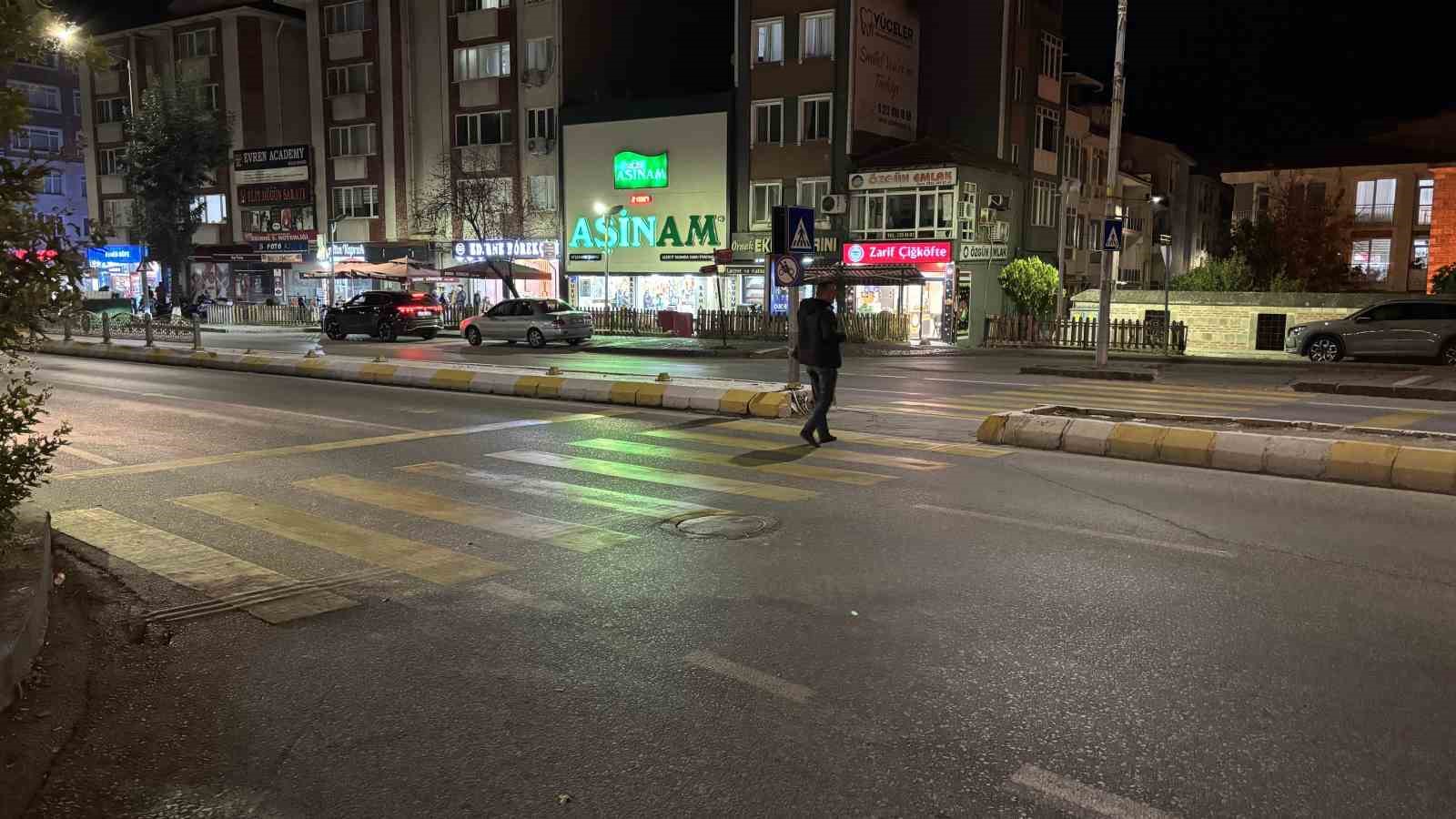 EDİRNE’DE YAYA GEÇİDİNDE İKİ MOTOSİKLETİN ÇARPIŞMASI SONUCU MEYDANA GELEN KAZADA 1 KİŞİ YARALANDI.