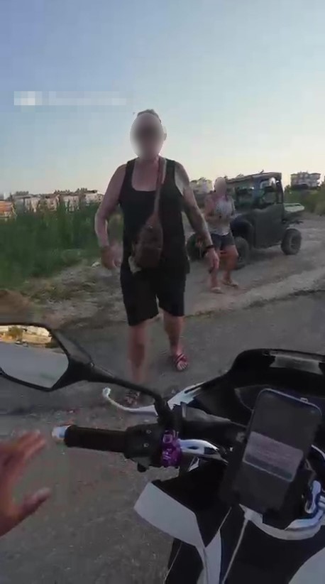 ANTALYA’NIN MANAVGAT İLÇESİNDE KULLANDIKLARI ATV İLE ÇARPTIKLARI YAVRU KÖPEĞİN BAŞINI TAŞLA EZEREK ÖLDÜREN ALMAN KARI-KOCA, MOTOKURYENİN KASK KAMERASI SAYESİNDE YAKALANDI. JANDARMA EKİPLERİ TARAFINDAN KISA SÜREDE YAKALANAN ALMAN TURİST GÖZALTINA ALINDI.