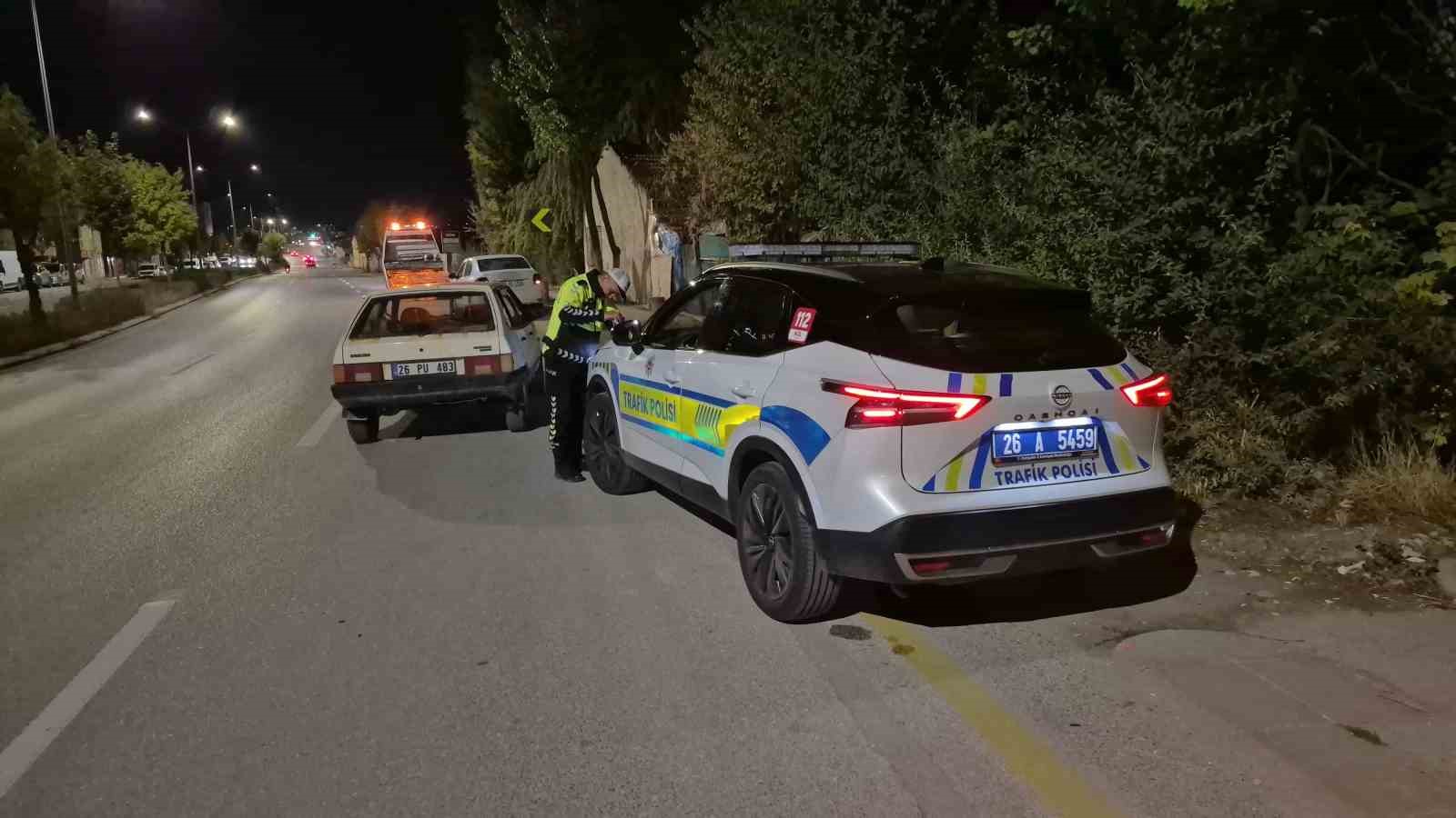 EKİPLERCE KONTROL EDİLEN 11 EA 378 PLAKALI OTOMOBİL SÜRÜCÜSÜ L.B. İSİMLİ ŞAHSIN YASAL SINIRIN ÜZERİNDE ALKOLLÜ OLDUĞU TESPİT EDİLDİ. EHLİYETİNE 6 AY EL KONULAN SÜRÜCÜYE 25 BİN TL CEZA YAZILIRKEN, ARACI ÇEKİCİ İLE OTOPARKA ÇEKİLDİ. SÜRÜCÜ, GEREKLİ İŞLEMLERİN YAPILMASI İÇİN POLİS MERKEZİNE GÖTÜRÜLDÜ.