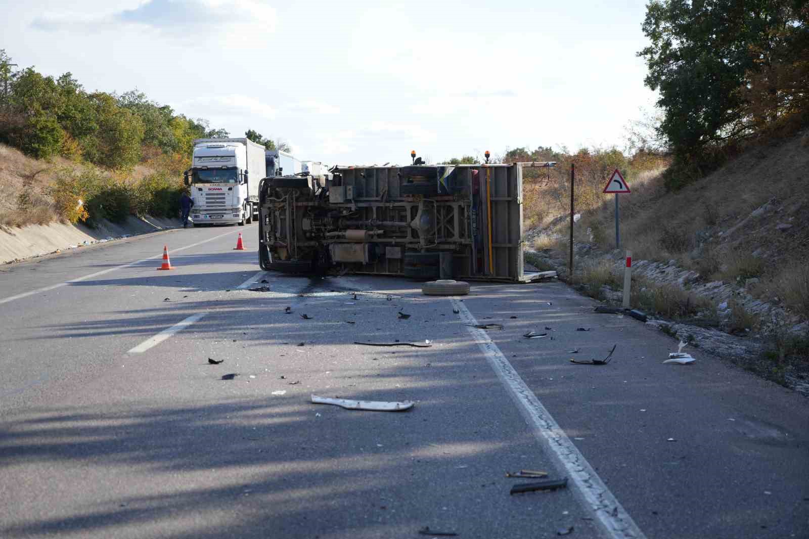 EDİRNE’DE HAMZABEYLİ SINIR KAPISI YOLUNDA TIR İLE KAMYONETİN ÇARPIŞMASI SONUCU MEYDANA GELEN KAZADA 4 KİŞİ YARALANDI.