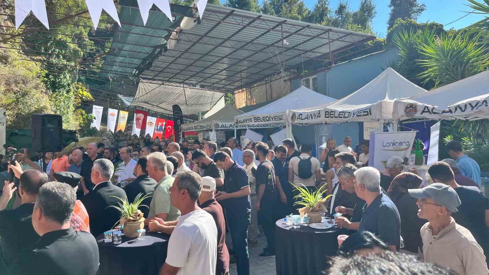 ALANYA’DA BU YIL İKİNCİSİ DÜZENLENEN KEÇİBOYNUZU HASAT ŞENLİĞİ, ÇEŞİTLİ ETKİNLİKLER, YÖRESEL ÜRÜN STANTLARI, YARIŞMALAR VE MÜZİK DİNLETİSİYLE GERÇEKLEŞTİRİLDİ. OBAALACAMİ MAHALLESİ’NDE DÜZENLENEN ŞENLİKTE, KEÇİBOYNUZUNDAN ÜRETİLEN PEKMEZ, UN VE ÇEŞİTLİ ÜRÜNLER KATILIMCILARIN BEĞENİSİNE SUNULDU. ŞENLİĞİN RENKLİ ETKİNLİKLERİNDEN BİRİ İSE “EN AĞIR KEÇİBOYNUZU” YARIŞMASI OLDU.
