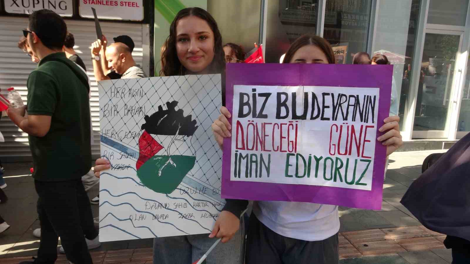 ANTALYA'DA, İSRAİL'İN GAZZE'YE YÖNELİK SALDIRILARININ ÜÇÜNCÜ YIL DÖNÜMÜNDE FİLİSTİN'E DESTEK AMACIYLA YÜRÜYÜŞ DÜZENLENDİ. 26 İMAM HATİP OKULUNDAN YAKLAŞIK 4 BİN GÖNÜLLÜ İMAM HATİP ÖĞRENCİSİ KATILDI. YÜRÜYÜŞTE, TÜRKİYE VE FİLİSTİN BAYRAKLARI TAŞINDI, FİLİSTİN'E DESTEK SLOGANLARI ATILDI.