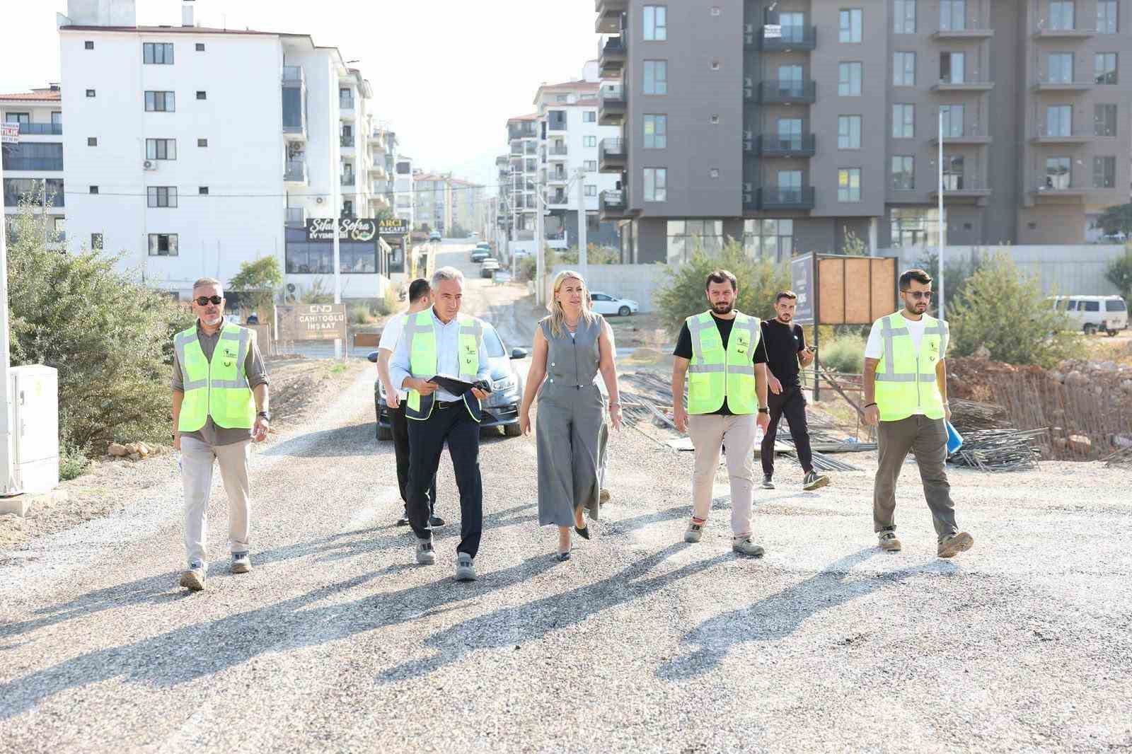 MERKEZEFENDİ BELEDİYESİ, İLÇE GENELİNDE ULAŞIM GÜVENLİĞİNİ VE KONFORUNU ARTIRMAK AMACIYLA YOL ÇALIŞMALARINI SÜRDÜRÜYOR. MERKEZEFENDİ BELEDİYE BAŞKANI ŞENİZ DOĞAN, KARAHASANLI MAHALLESİ’NDE YÜRÜTÜLEN ÇALIŞMALARI YERİNDE İNCELEYEREK EKİPLERDEN BİLGİ ALDI, MAHALLE ESNAFINI ZİYARET ETTİ.