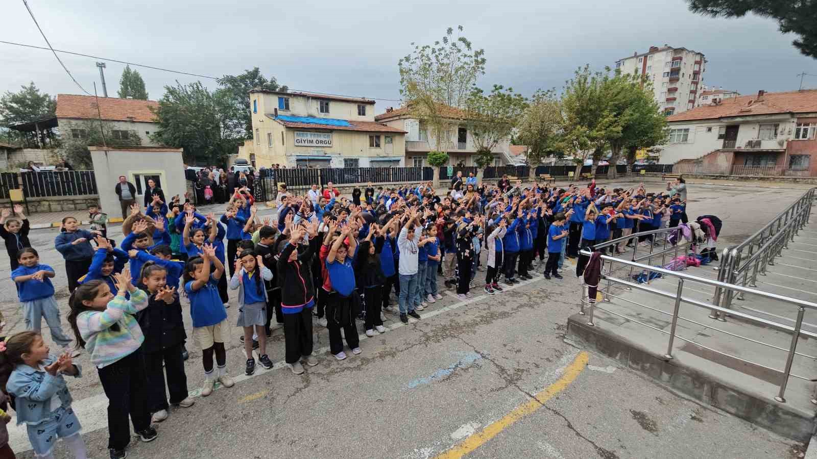 KAYSERİ'DE ÜNİVERSİTE ÖĞRENCİLERİ, ZİYARET ETTİKLERİ İLKOKULLARDA ÖĞRENCİLERE HEM BİLGİLENDİRİCİ ETKİNLİKLER YAPIYOR HEM DE EĞLENDİRİYOR.