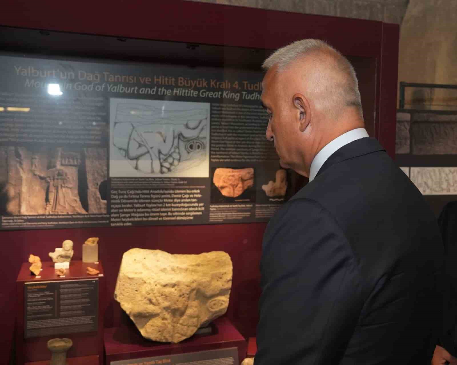 BAKAN ERSOY, ANADOLU MEDENİYETLERİ MÜZESİ MÜDÜRLÜĞÜ İLE AMERİKA BİRLEŞİK DEVLETLERİ İLLİNOİS ÜNİVERSİTESİ İŞ BİRLİĞİNDE, PROF. DR. ÖMÜR HARMANŞAH’IN KÜRATÖRLÜĞÜNDE HAZIRLANAN SERGİYİ GEZEREK ÇALIŞMALARA İLİŞKİN DEĞERLENDİRMELERDE BULUNDU.