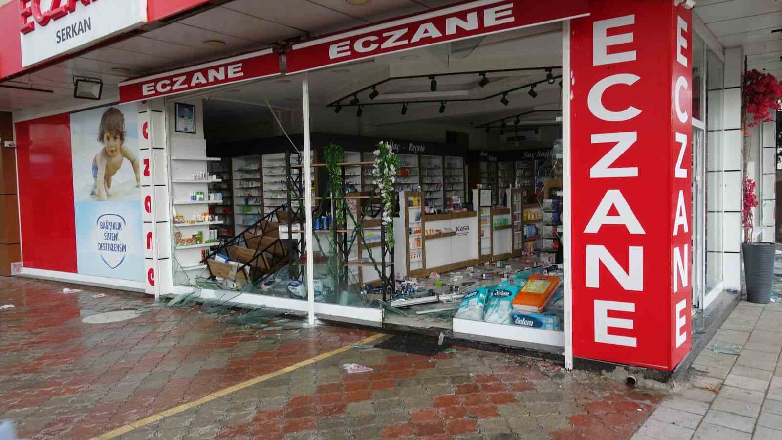 MALATYA'DA ANİDEN BASTIRAN SAĞANAK, ŞİDDETLİ RÜZGARLA BİRLİKTE ETKİLİ OLDU. FIRTINA NEDENİYLE KENT MERKEZİNDE BİRÇOK NOKTADA AĞAÇLAR DEVRİLİRKEN, BAZI İŞ YERLERİNİN CAMLARI KIRILDI.
