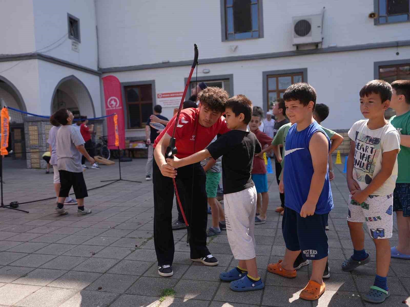 DÜZCE BELEDİYESİ TARAFINDAN YÜRÜTÜLEN “HAREKET CAMİDE” ORGANİZASYONU KAPSAMINDA ŞEHİR MERKEZİNDE HİZMET VEREN 12 YAZ OKULU VE CAMİDE KURS ÖĞRENCİLERİ İÇİN SPOR ETKİNLİKLERİ DÜZENLENDİ. 5 HAFTA BOYUNCA SÜREN ETKİNLİKLER KAPSAMINDA 2 BİN 120 GENCE ULAŞILDI.