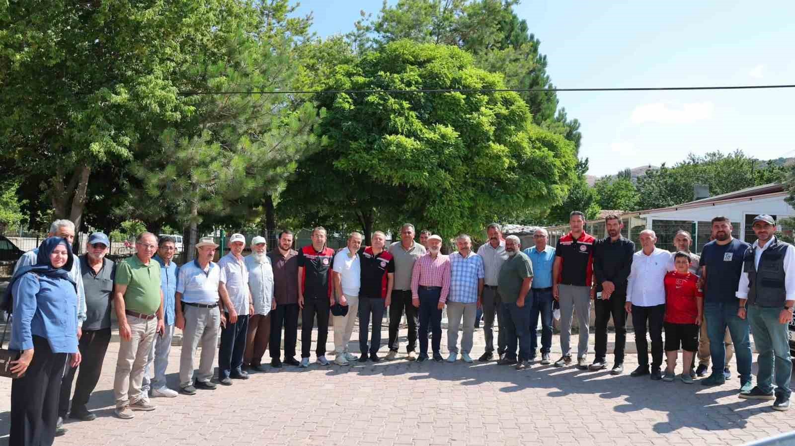 KOCASİNAN BELEDİYESİ, TARIMSAL ÜRETİMİN ÇEŞİTLENDİRİLMESİ, ARICILIĞIN GELİŞTİRİLMESİ VE ÇİFTÇİLERİN GELİR KAYNAKLARININ ARTIRILMASI AMACIYLA HAYATA GEÇİRDİĞİ ÖRNEK ÇALIŞMALARA BİR YENİSİNİ DAHA EKLEDİ. OBRUK MAHALLESİ’NDE KOCASİNAN BELEDİYESİ TARAFINDAN TEMİN EDİLEN TOHUMLARLA DENEME AMAÇLI TOPRAKLA BULUŞTURULAN KARABUĞDAYIN İLK HASADI GERÇEKLEŞTİRİLDİ. HASADA KATILAN BAŞKAN ÇOLAKBAYRAKDAR, "KARABUĞDAYLA HEM ARICILIĞA HEM KAYSERİ TARIMINA YENİ BİR SOLUK GETİRİYORUZ." DEDİ.