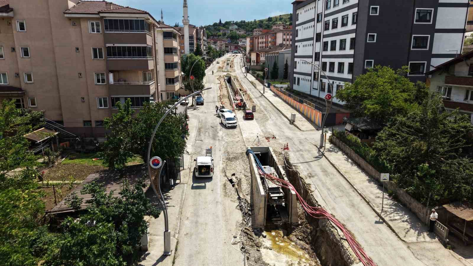 TÜRKİYE'NİN EN GENÇ BELEDİYE BAŞKANLARINDAN KARABÜK BELEDİYE BAŞKANI ÖZKAN ÇETİNKAYA, KENTTE SEL VE TAŞKIN RİSKİNİ AZALTMAK AMACIYLA DERE ISLAH ÇALIŞMALARINI SÜRDÜRDÜKLERİNİ BELİRTEREK, YENİ PROJELERİN 500 YILLIK TAŞKIN VE YAĞIŞ HESAPLAMALARI ESAS ALINARAK HAZIRLANDIĞINI BİLDİRDİ.
