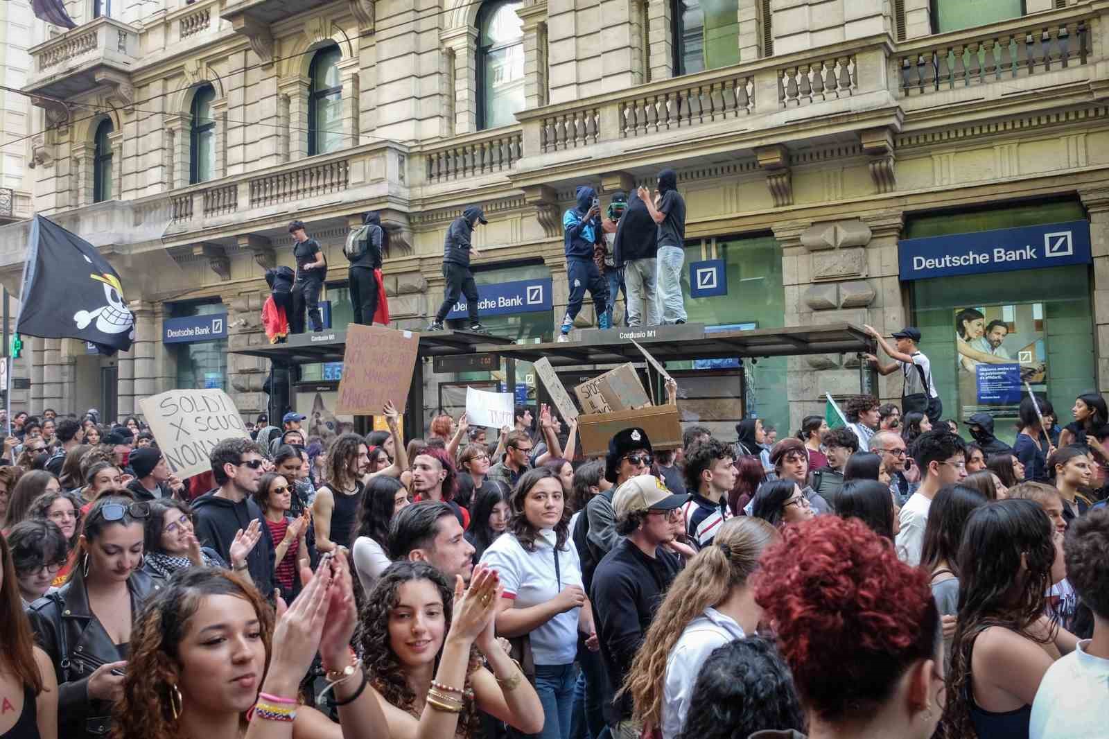 İTALYA’NIN MİLANO KENTİNDE HAYAT PAHALILIĞI VE BAŞBAKAN GİORGİA MELONİ HÜKÜMETİNE KARŞI DÜZENLENEN VE 5 BİNDEN FAZLA KİŞİNİN KATILDIĞI PROTESTO YÜRÜYÜŞÜNÜN ARDINDAN POLİSLE GÖSTERİCİLER ARASINDA ÇATIŞMA ÇIKARKEN, GÜVENLİK GÜÇLERİ TAŞ VE SERT CİSİMLER ATAN GRUPLARA GÖZ YAŞARTICI GAZLA MÜDAHALE ETTİ.