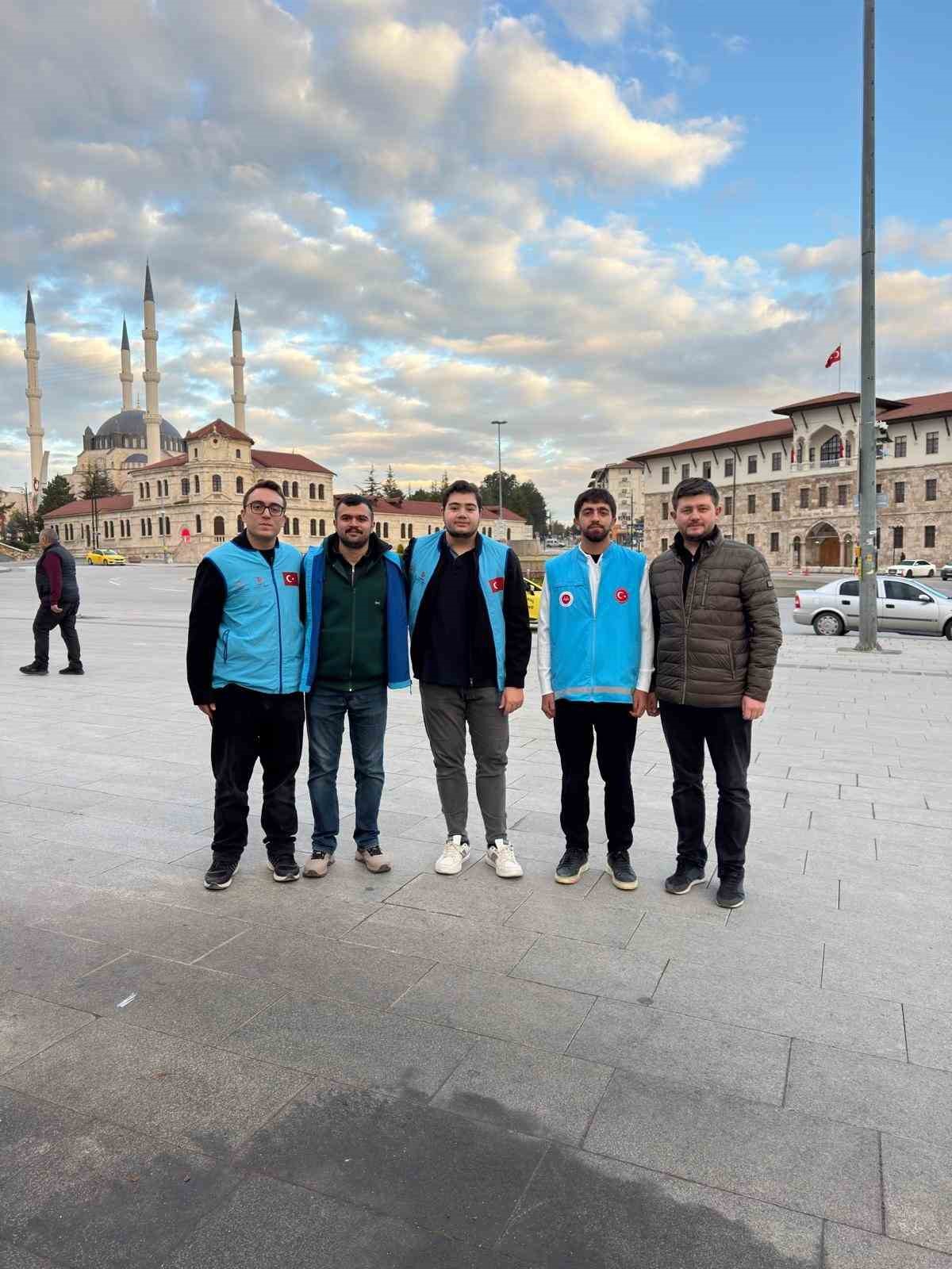 ÜNİVERSİTE ÖĞRENCİLERİ, AHİLİK KÜLTÜRÜNÜ YAŞATMAK AMACIYLA SABAH NAMAZININ ARDINDAN HENÜZ İŞ YERİNİ AÇMAMIŞ ESNAFIN KAPISINA SİFTAH PARASI VE NOT BIRAKTI.