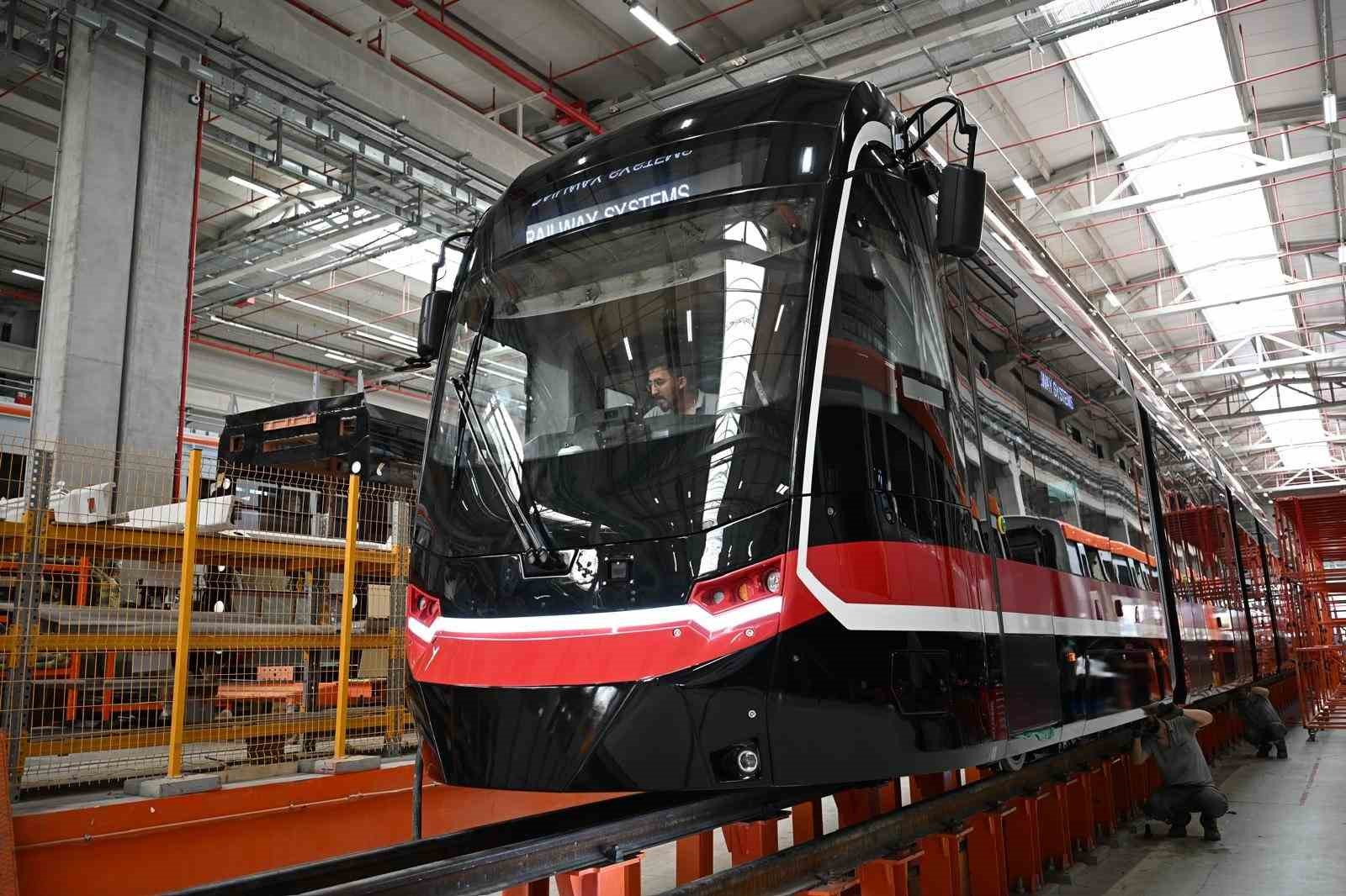 SAMSUN BÜYÜKŞEHİR BELEDİYESİ (SBB) TARAFINDAN ŞEHRE KAZANDIRILAN 12 YENİ TRAMVAYIN İKİNCİSİ DE KENTE ULAŞTI. İLK TRAMVAYIN TEST AŞAMASINDA SONA YAKLAŞILIRKEN KENTE GELEN İKİNCİ TRAMVAYIN DA MONTAJ VE TEST SÜRECİ BAŞLADI.
