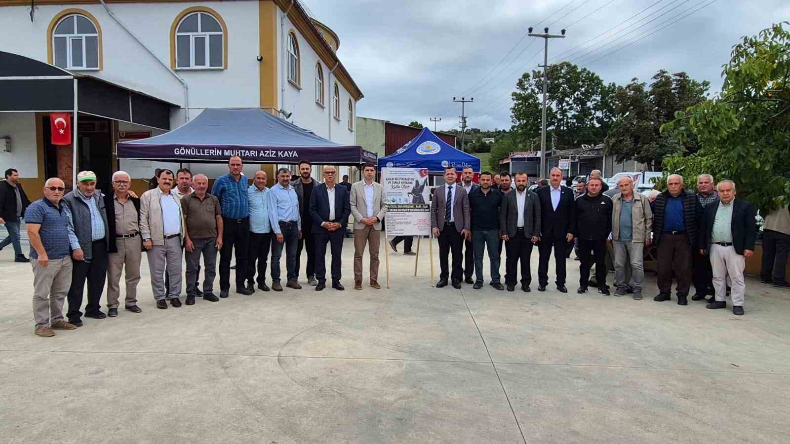 SAMSUN’UN ALAÇAM İLÇESİNDE AHİLİK HAFTASI ETKİNLİKLERİ KAPSAMINDA SANAYİ SİTESİ FETHİ KAYA CAMİSİ’NDE CUMA NAMAZI ÖNCESİ PROGRAM DÜZENLENDİ. PROGRAMIN ARDINDAN SANAYİ ESNAFI VE CAMİ CEMAATİNE ETLİ PİLAV, DONDURMA VE AYRAN İKRAM EDİLDİ.