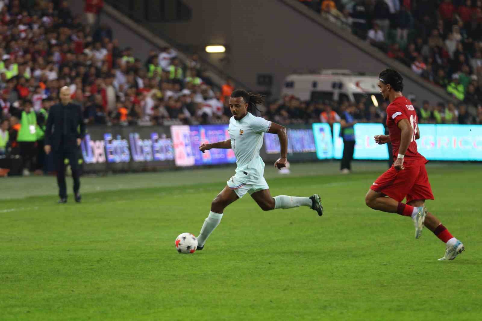 A MİLLİ FUTBOL TAKIMI, UEFA ULUSLAR A LİGİ 1. GRUP İLK MAÇINDA FRANSA İLE KOCAELİ'DE KARŞILAŞIYOR. MÜCADELENİN İLK YARISI GOLSÜZ EŞİTLİKLE TAMAMLANDI.