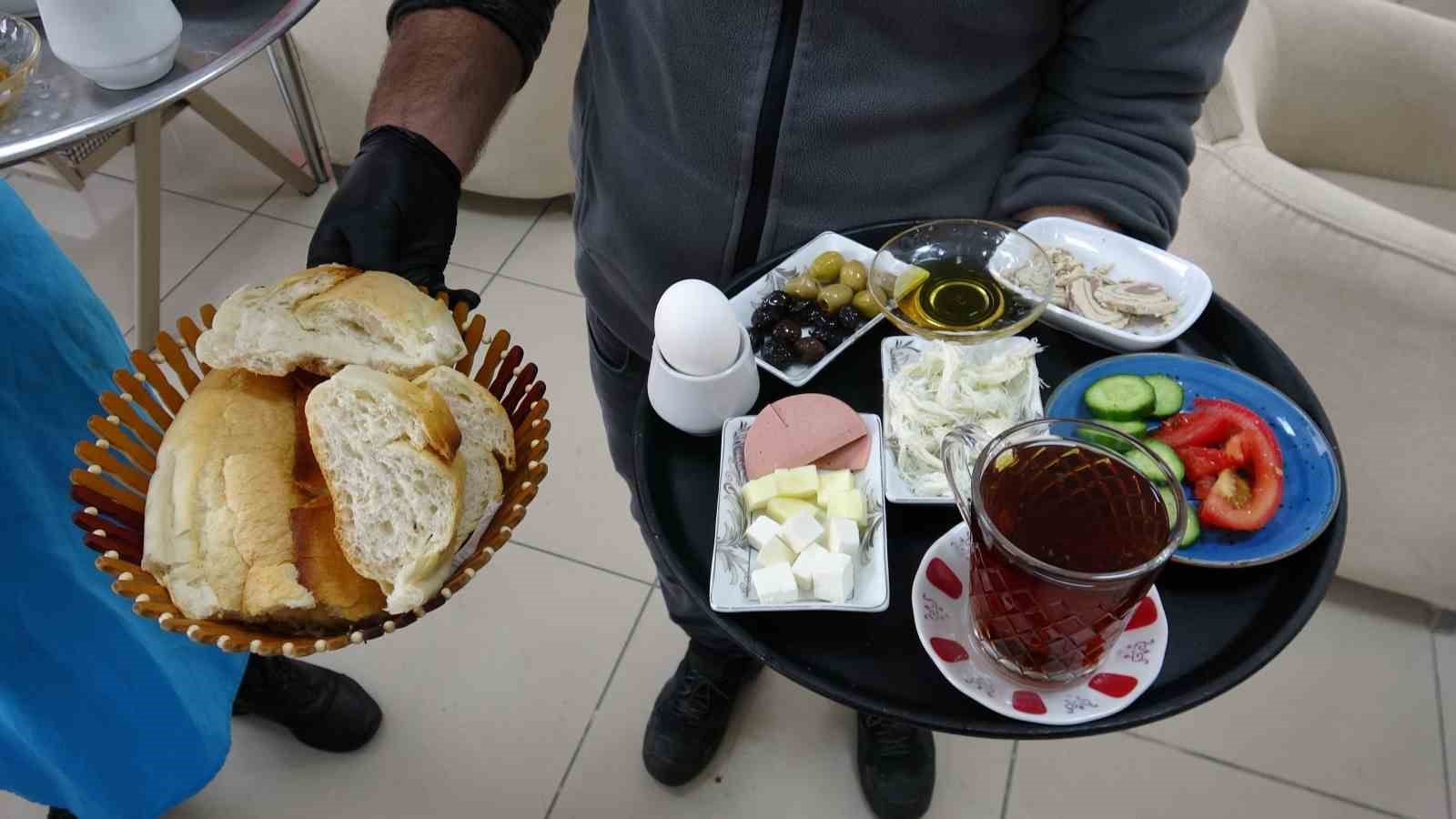 ERZURUM’UN YAKUTİYE İLÇESİNDE ESNAF NASIR DİKİLİTAŞ’IN KİŞİ BAŞI 150 TL’DEN SUNDUĞU SERPME KAHVALTI KAMPANYASI, SOSYAL MEDYADA PAYLAŞILMASININ ARDINDAN İLGİ GÖRDÜ.