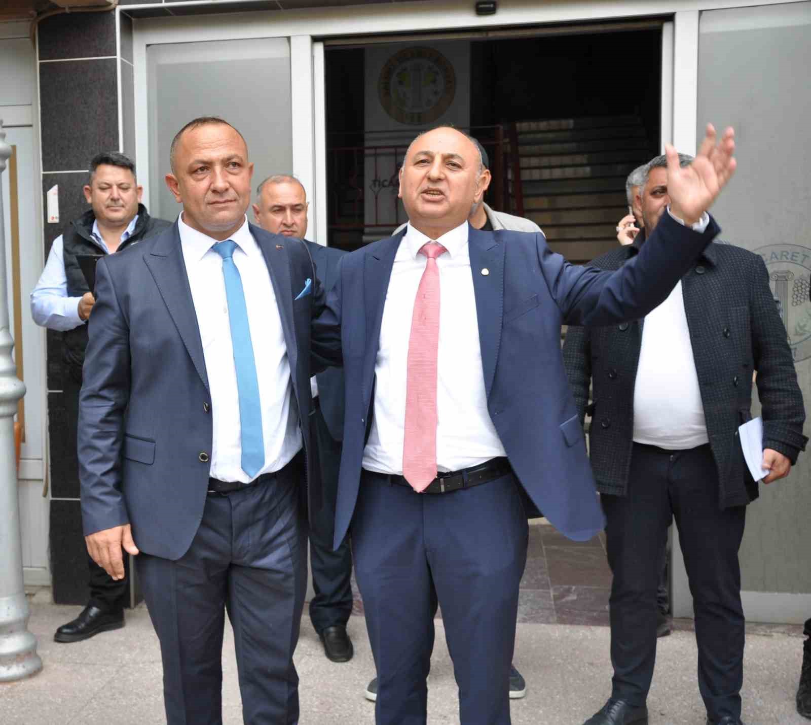 MANİSA’NIN SALİHLİ İLÇESİNDEKİ TİCARET BORSASI’NIN OLAĞAN GENEL KURULUNDA İKİ ADAYIN YARIŞTIĞI BAŞKANLIK SEÇİMİNİ MEVCUT BAŞKAN YETİŞ AKSOY KAZANDI. AKSOY, DÖRDÜNCÜ KEZ BAŞKANLIĞA SEÇİLEREK GÜVEN TAZELEDİ.