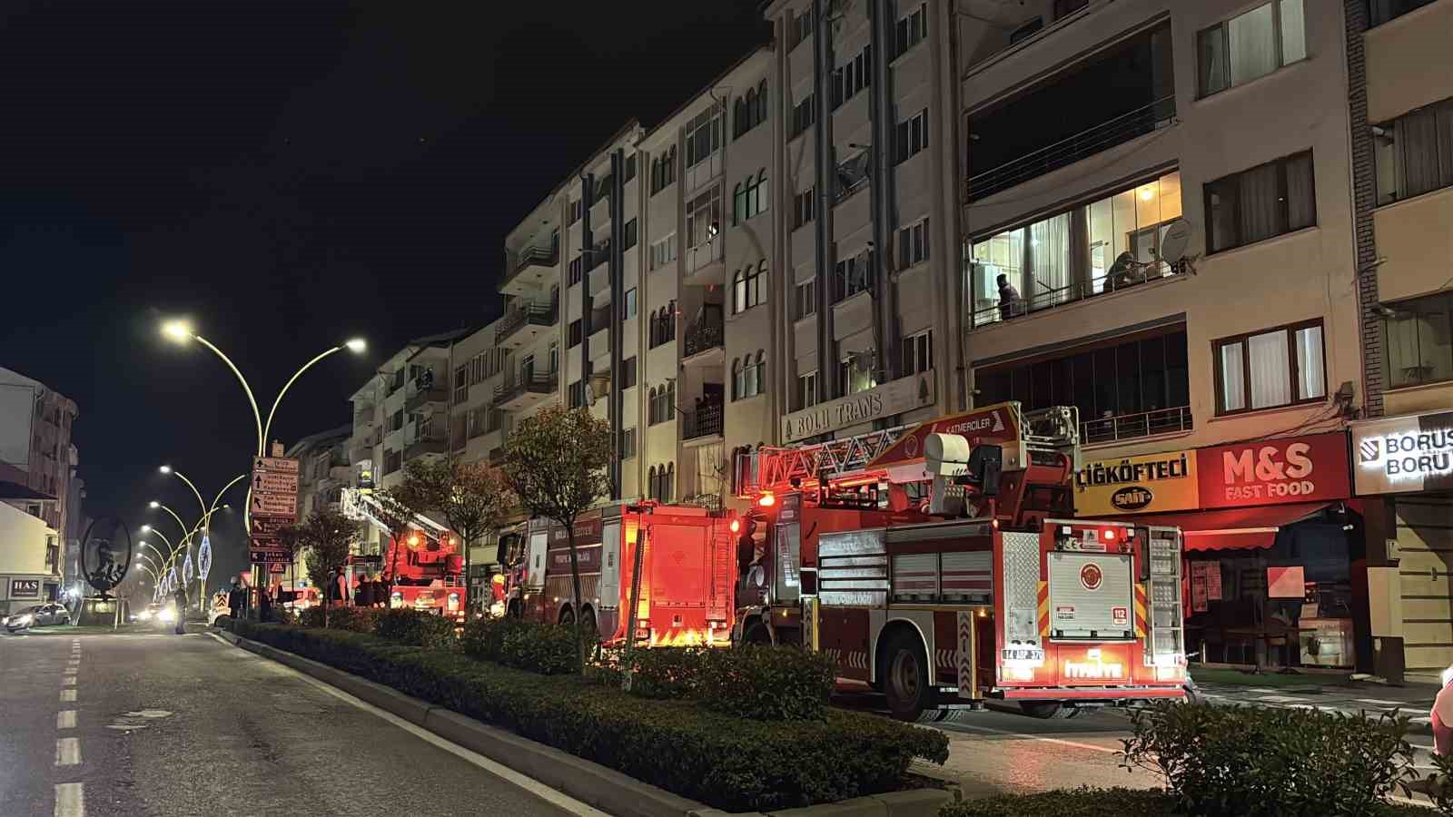 BOLU’DA GECE SAATLERİNDE BİR VATANDAŞIN ‘ÇATI YANIYOR’ İHBARI ÜZERİNE İTFAİYE VE POLİS EKİPLERİ ALARMA GEÇTİ. EKİPLERİN ÇATIDA YAPTIĞI DETAYLI İNCELEMELERDE HERHANGİ BİR YANGIN BULGUSUNA RASTLANMADI.