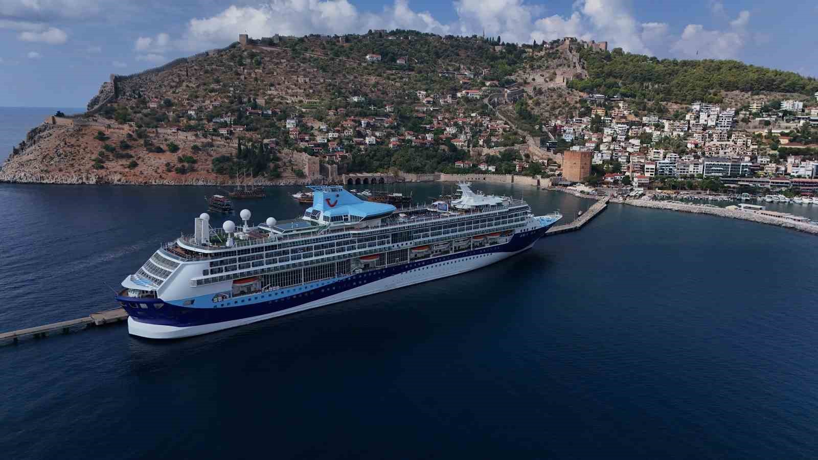 ANTALYA’NIN ALANYA İLÇESİNE MALTA BANDIRALI 264 METRE UZUNLUĞUNDAKİ MARELLA DİSCOVERY İSİMLİ KRUVAZİYER GEMİSİ GELDİ. GEMİDE BULUNAN BİN 765 TURİST İLE 735 MÜRETTEBAT İLÇEYE HAREKETLİLİK KATTI.