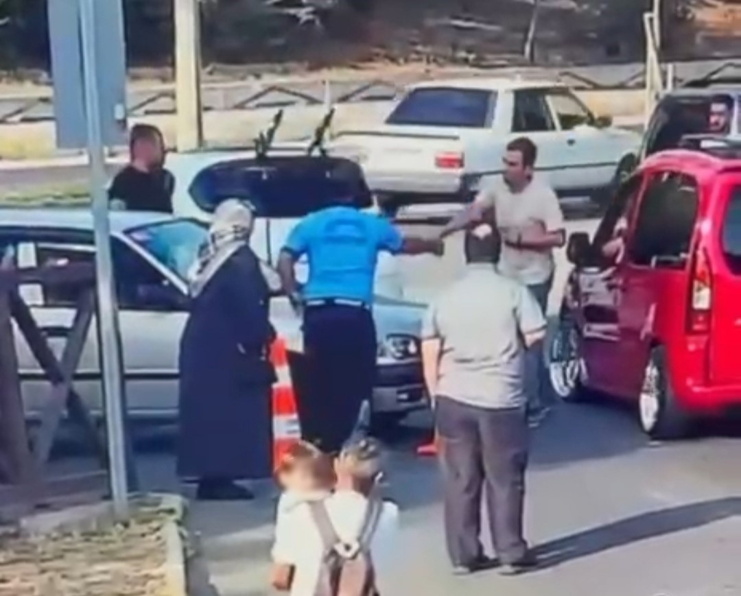 TEKİRDAĞ SAHİLİ’NDE NEFES BORUSUNA ŞEKER KAÇMASI SONUCU NEFES ALMAKTA GÜÇLÜK ÇEKEN VATANDAŞA, OLAY YERİNDE BULUNAN ZABITA EKİPLERİ MÜDAHALE ETTİ. İLK YARDIM EĞİTİMİ ALAN EKİPLERİN ZAMANINDA VE BİLİNÇLİ MÜDAHALESİYLE VATANDAŞIN YENİDEN NEFES ALMASI SAĞLANDI.