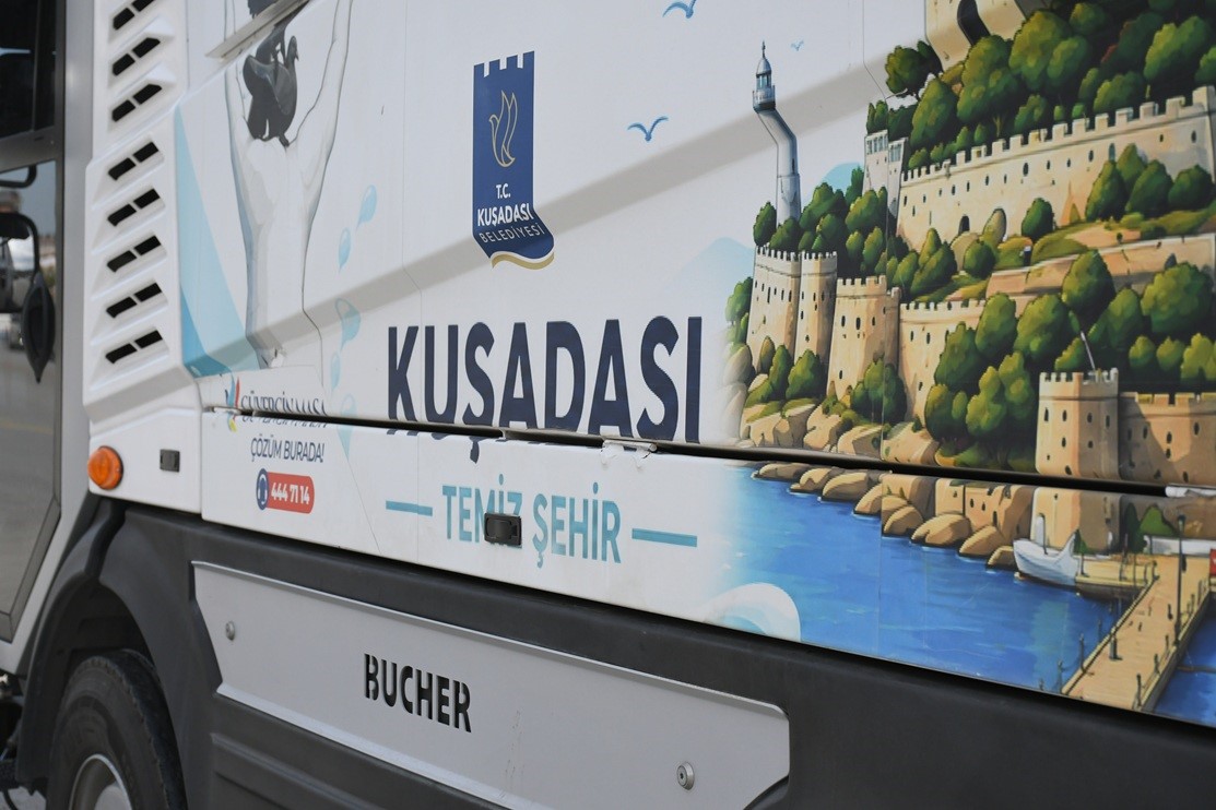 KOMPAKT YAPISIYLA EN DAR SOKAKLARA DAHİ GİREBİLEN BUCHER, YIKAMA VE SÜPÜRME İŞLEMLERİNİ AYNI ANDA GERÇEKLEŞTİREREK TEMİZLİK ÇALIŞMALARINA HIZ KATIYOR.