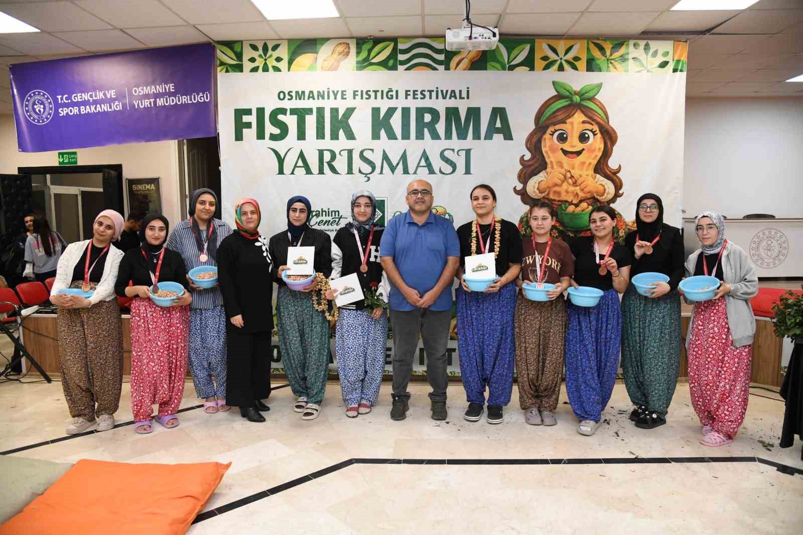 OSMANİYE’DE BU YIL 3’ÜNCÜSÜ DÜZENLENECEK OSMANİYE FISTIĞI FESTİVALİ KAPSAMINDA KYK KIZ ÖĞRENCİ YURDU’NDA GERÇEKLEŞTİRİLEN YER FISTIĞI KIRMA YARIŞMASINDA 10 ÜNİVERSİTE ÖĞRENCİSİ, EN KISA SÜREDE FISTIK AYIKLAMAK İÇİN KIYASIYA MÜCADELE ETTİ.