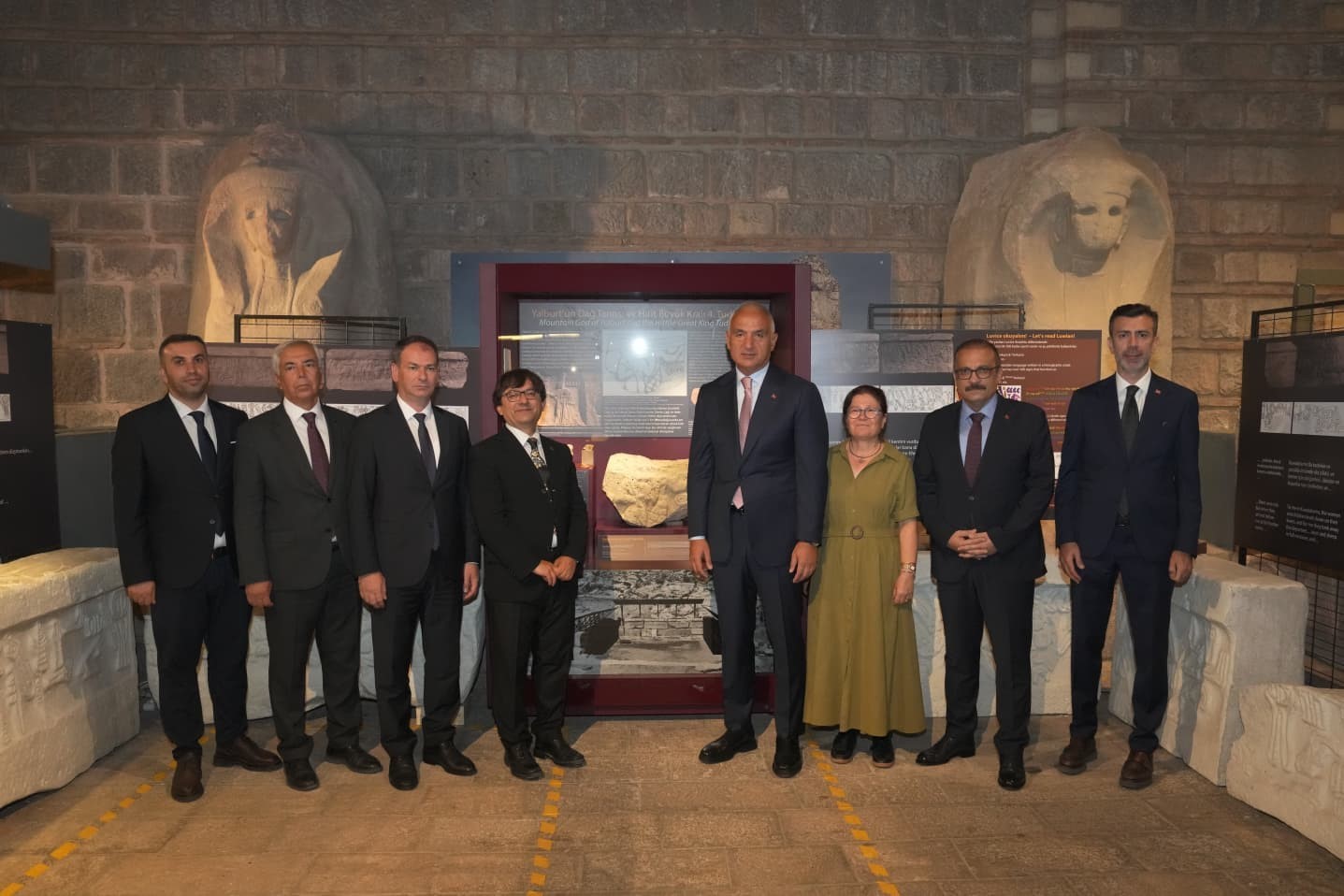 BAKAN ERSOY, ANADOLU MEDENİYETLERİ MÜZESİ MÜDÜRLÜĞÜ İLE AMERİKA BİRLEŞİK DEVLETLERİ İLLİNOİS ÜNİVERSİTESİ İŞ BİRLİĞİNDE, PROF. DR. ÖMÜR HARMANŞAH’IN KÜRATÖRLÜĞÜNDE HAZIRLANAN SERGİYİ GEZEREK ÇALIŞMALARA İLİŞKİN DEĞERLENDİRMELERDE BULUNDU.