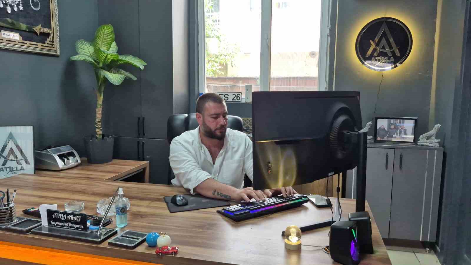 ESKİŞEHİR'DE 10 YILDIR GAYRİMENKUL SEKTÖRÜNDE HİZMET VEREN ATİLLA ARACI, EMLAK PİYASASINDA YAŞANAN DURGUNLUĞA DİKKAT ÇEKEREK, "PİYASA O KADAR KİLİTLENDİ Kİ NE YAPACAĞIMIZI ŞAŞIRMIŞ DURUMDAYIZ. AÇILANA KADAR AYAKTA DURMAK MÜHİM OLAN" DEDİ.