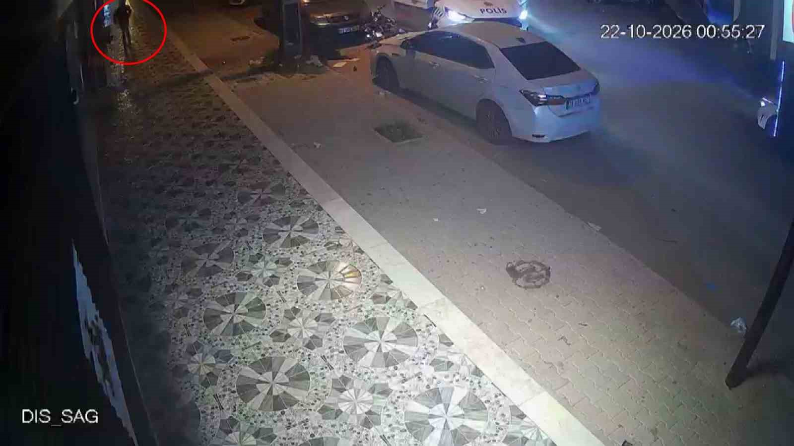 HATAY’IN REYHANLI İLÇESİNDE ÇALINTI MOTOSİKLETİYLE KAÇAN ŞAHIS, POLİS ARACINA ÇARPTI. POLİS ARACINA ÇARPARAK METRELERCE UÇAN ŞAHIS, KOŞARAK KAÇMAYA ÇALIŞTIĞI ANLAR GÜVENLİK KAMERASINA YANSIDI.