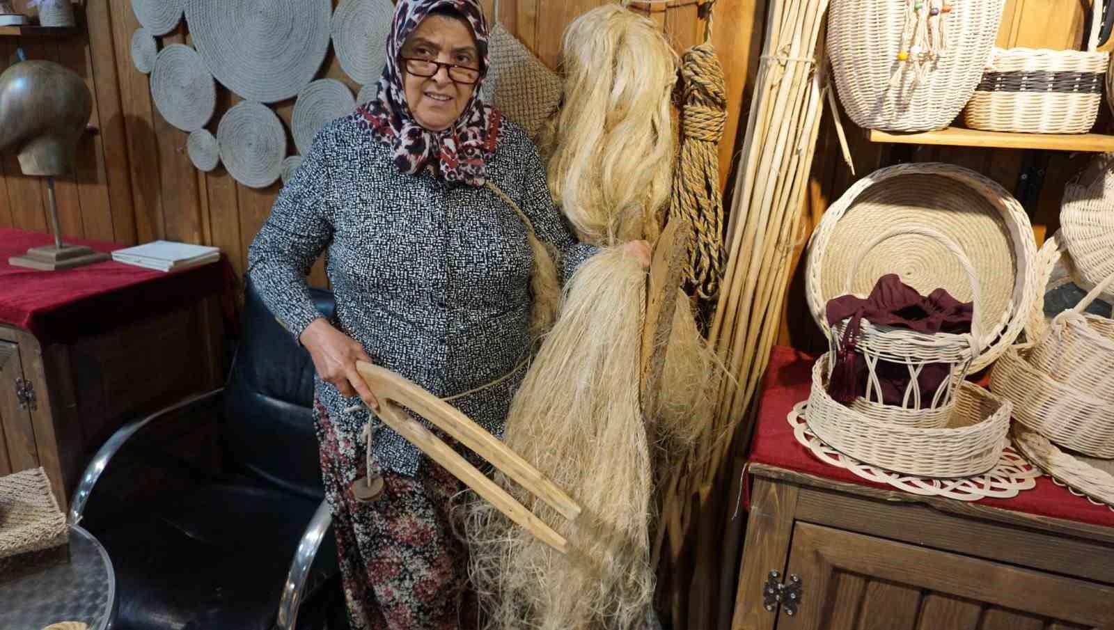 İZMİR'İN TİRE İLÇESİNDE UNUTULMAYA YÜZ TUTMUŞ GELENEKSEL URGAN (HALAT) YAPIMININ SON TEMSİLCİSİ VE TEK KADIN USTASI RAİFE BAYSAL, 13 YAŞINDAN BERİ ÇARKIN BAŞINDAN AYRILMAYARAK ATA ZANAATINI YAŞATIYOR.